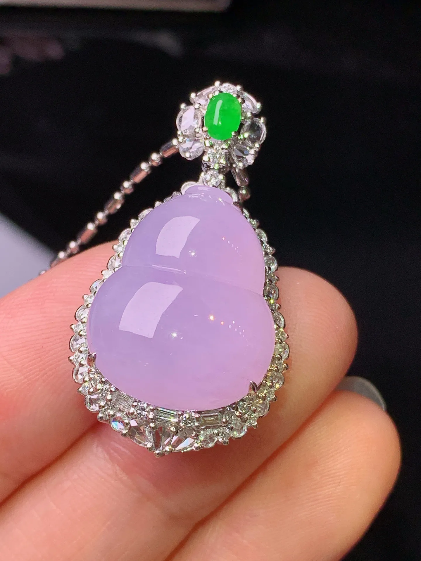 18k金钻镶嵌紫罗兰葫芦吊坠 玉质细腻 水润亮眼 色泽艳丽 整体尺寸32.5*18.2*12.6