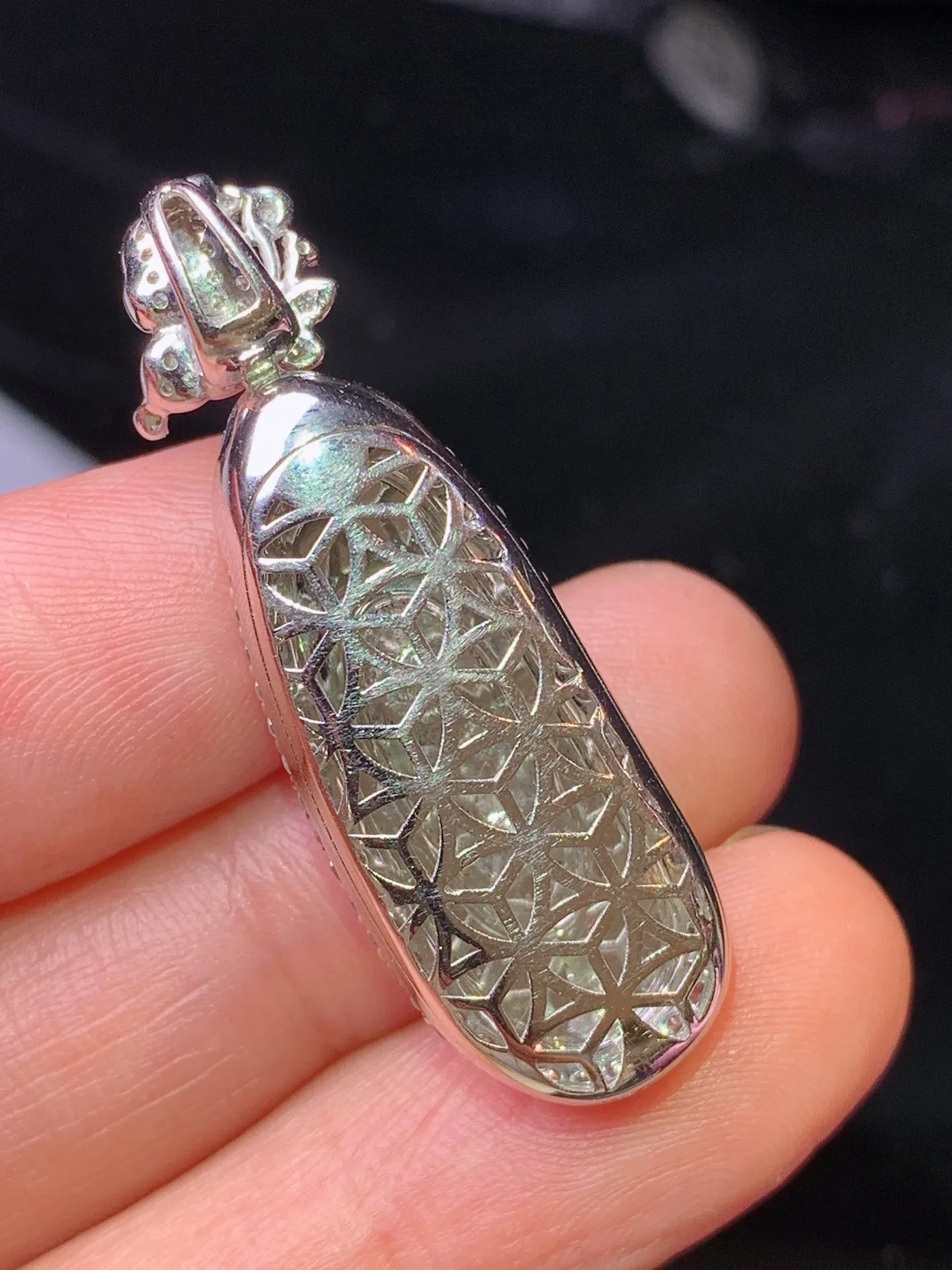 18k金钻镶嵌满绿四季豆吊坠 玉质细腻 色泽清新艳丽 整体尺寸38*12.5*9.5