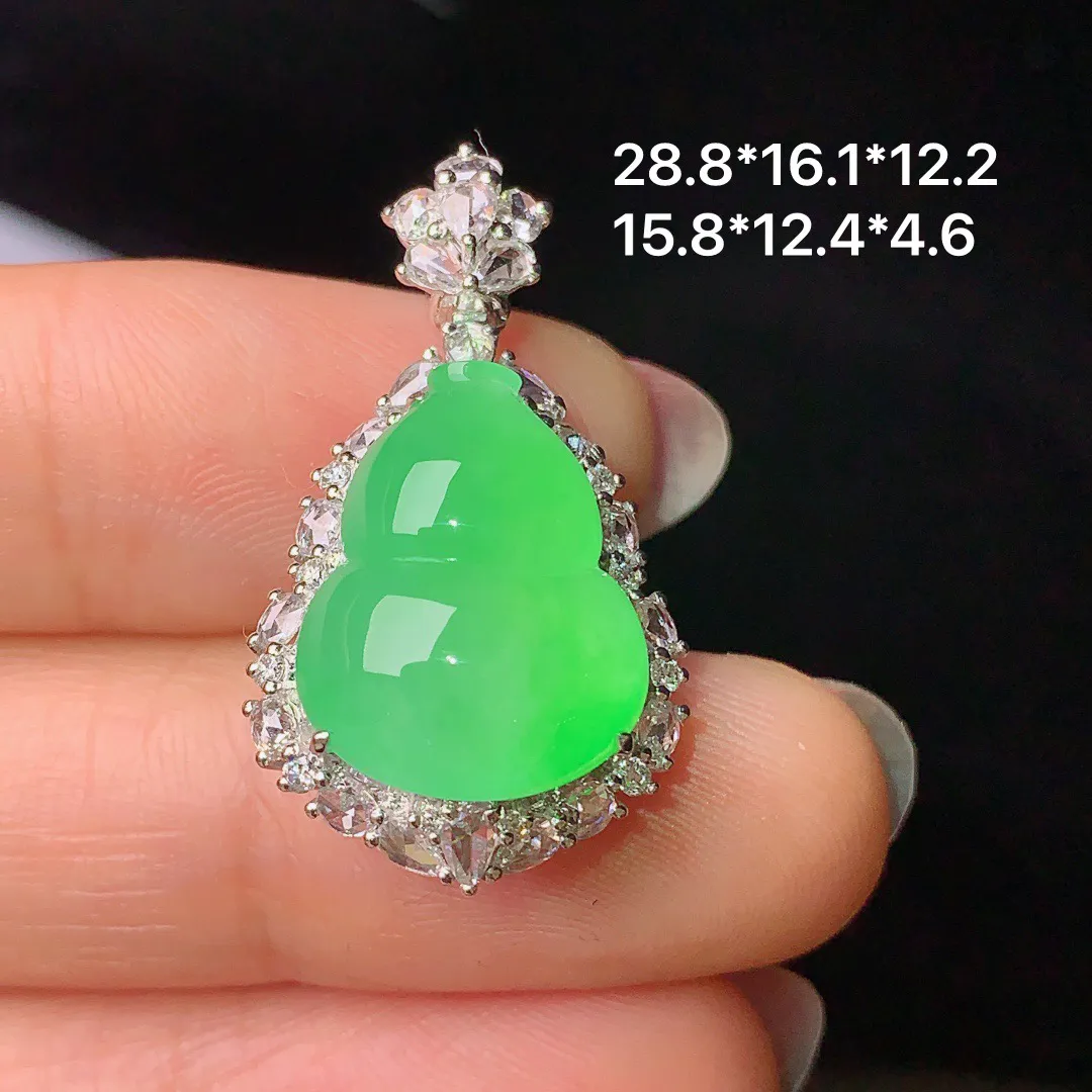 18k金钻镶嵌翠绿葫芦吊坠 玉质细腻 色泽艳丽  整体尺寸28.8*16.1*12.2