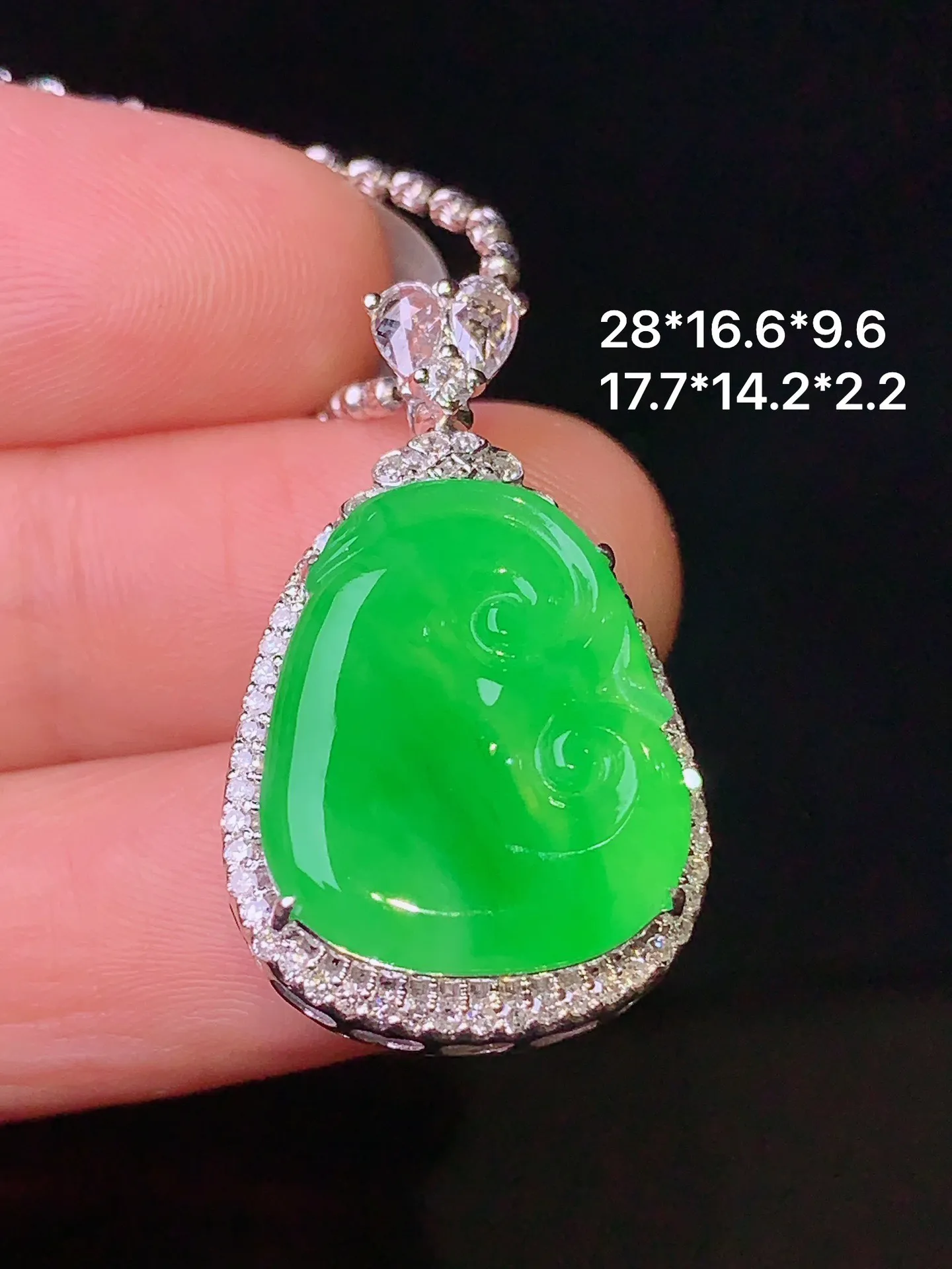 18k金钻镶嵌翠绿如意吊坠 玉质细腻 色泽艳丽 整体尺寸28*16.6*9.6