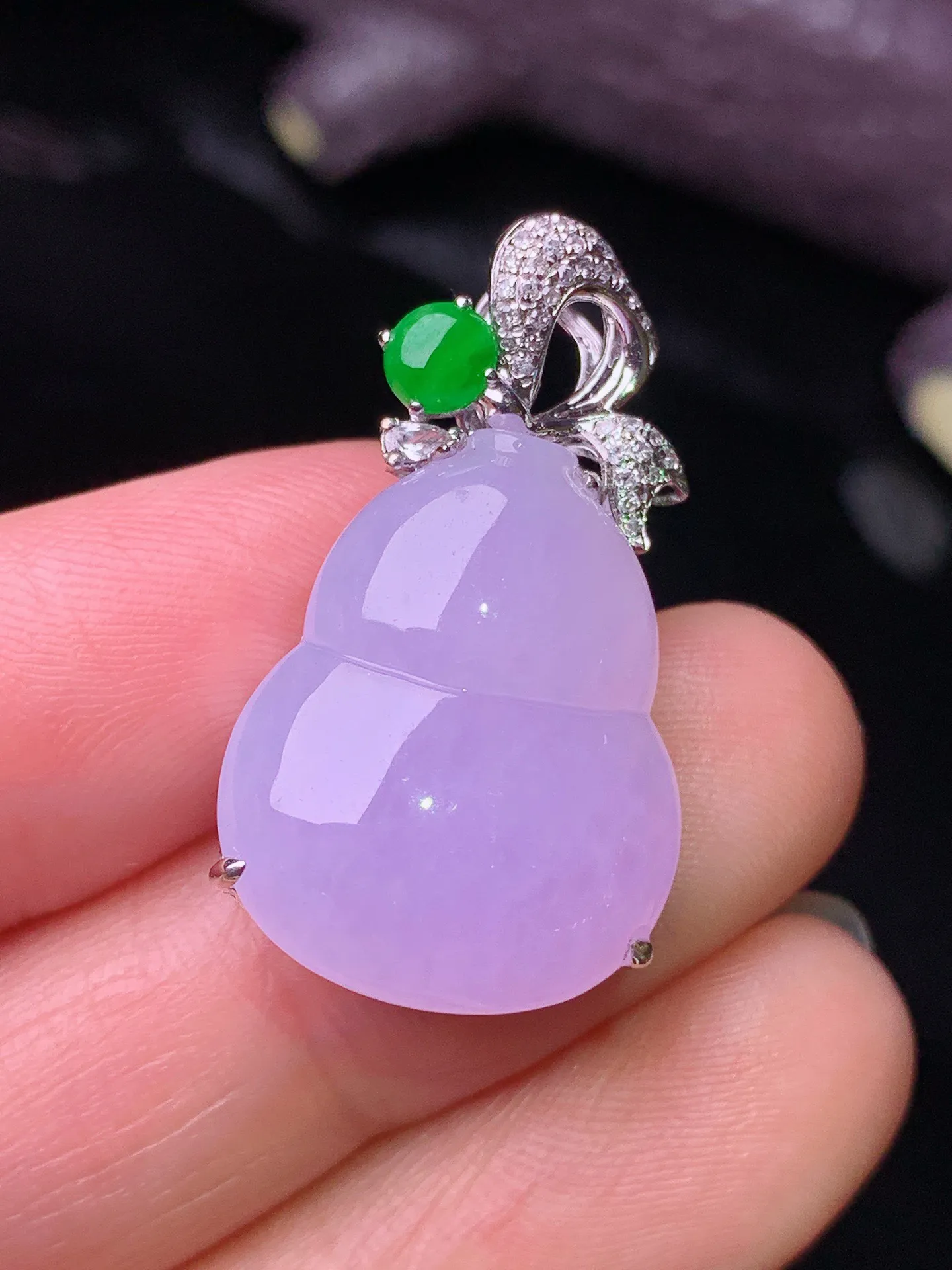 18k金钻镶嵌紫罗兰葫芦吊坠 玉质细腻 水润亮眼 色泽艳丽 整体尺寸28.5*16.2*8