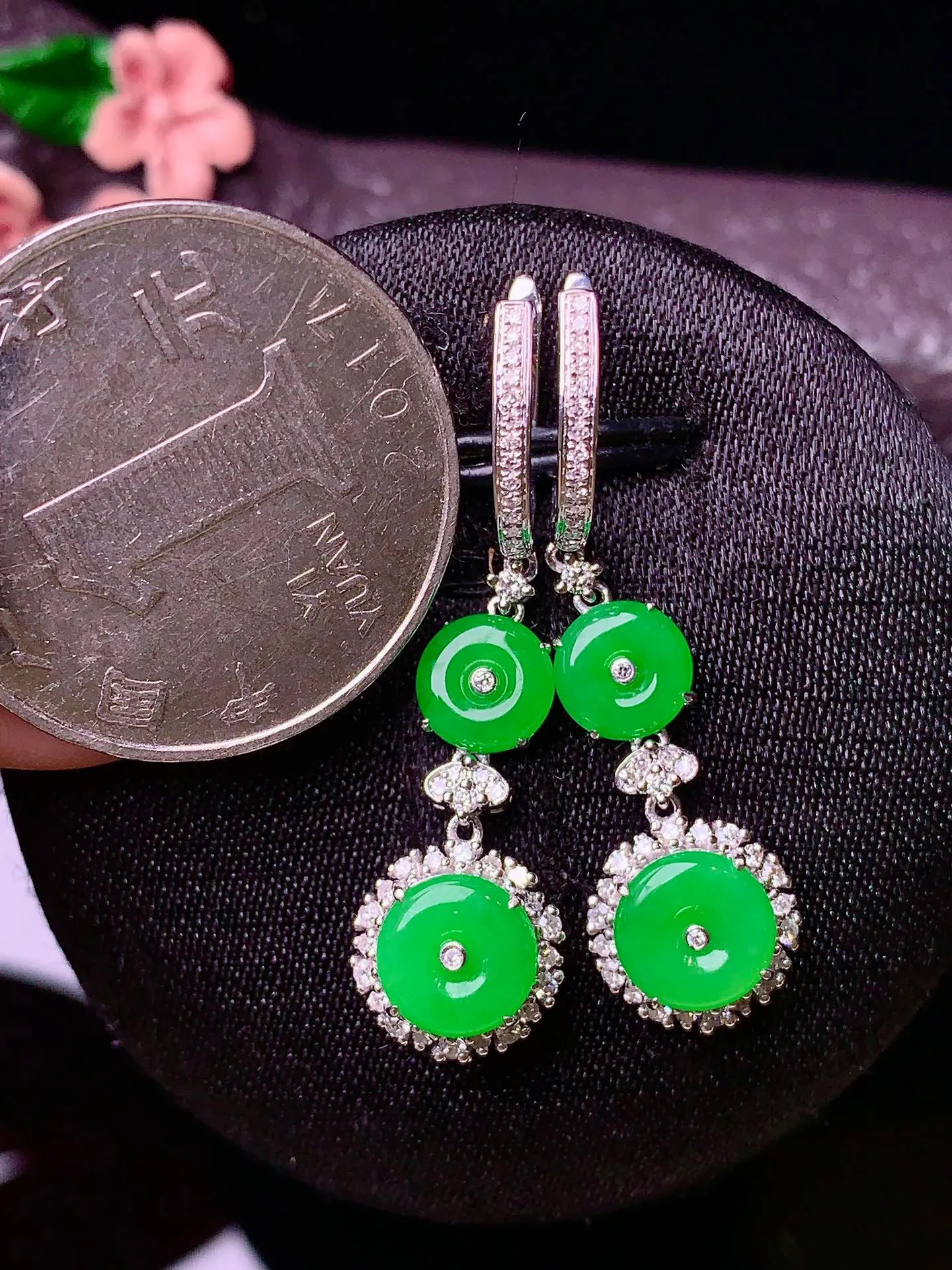 18k金钻镶嵌满绿平安扣耳坠 玉质细腻 色泽艳丽 整体尺寸34.5*10*5.6