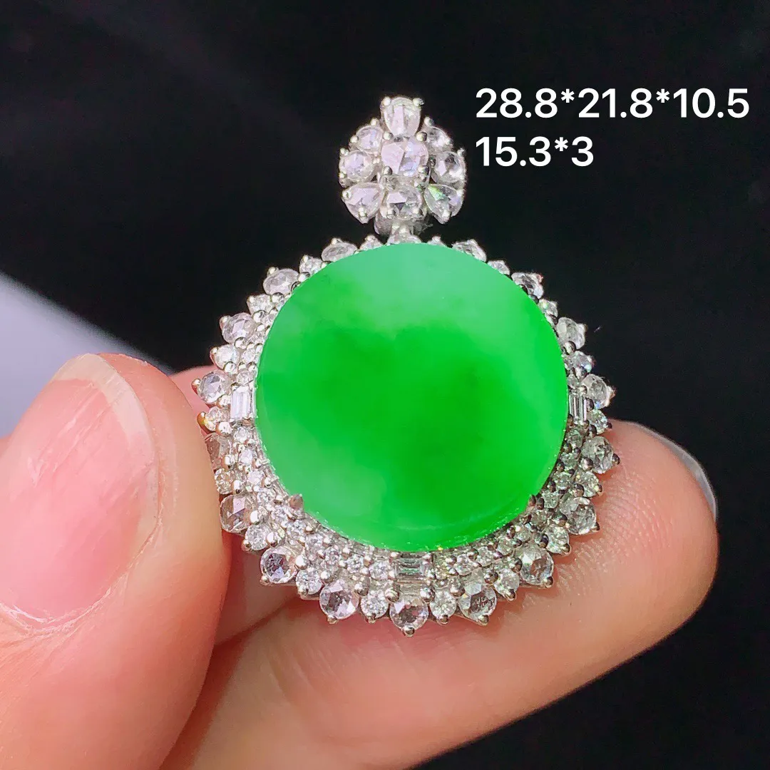 18k金钻镶嵌阳绿圆牌吊坠 玉质细腻  色泽艳丽  整体尺寸28.8*21.8*10.5