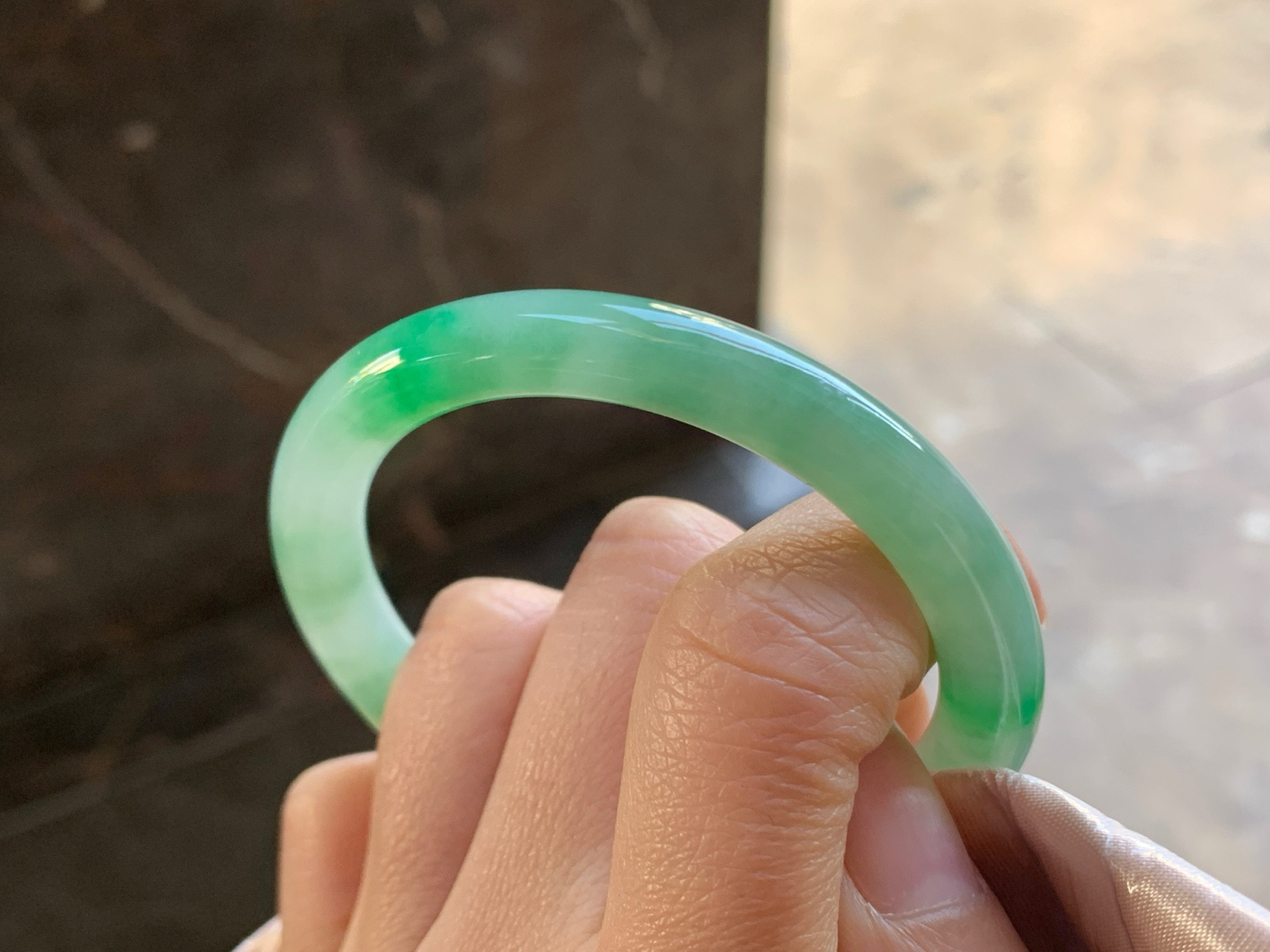 51-8

阳绿色圆条手镯^_^颜色好看