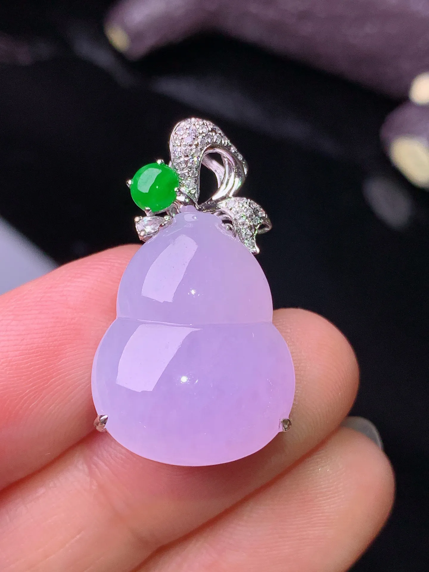 18k金钻镶嵌紫罗兰葫芦吊坠 玉质细腻 水润亮眼 色泽艳丽 整体尺寸28.5*16.2*8