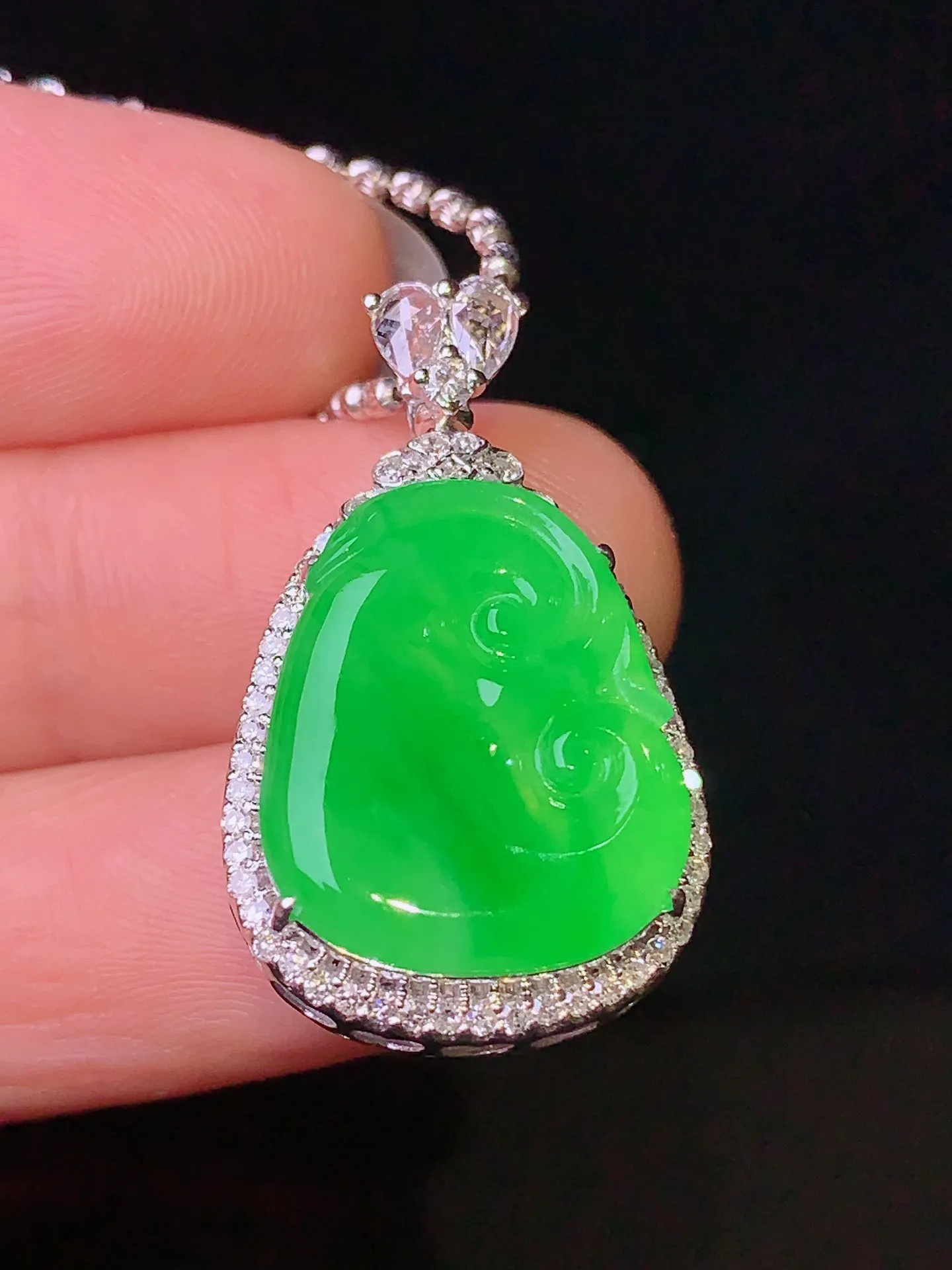 18k金钻镶嵌翠绿如意吊坠 玉质细腻 色泽艳丽 整体尺寸28*16.6*9.6