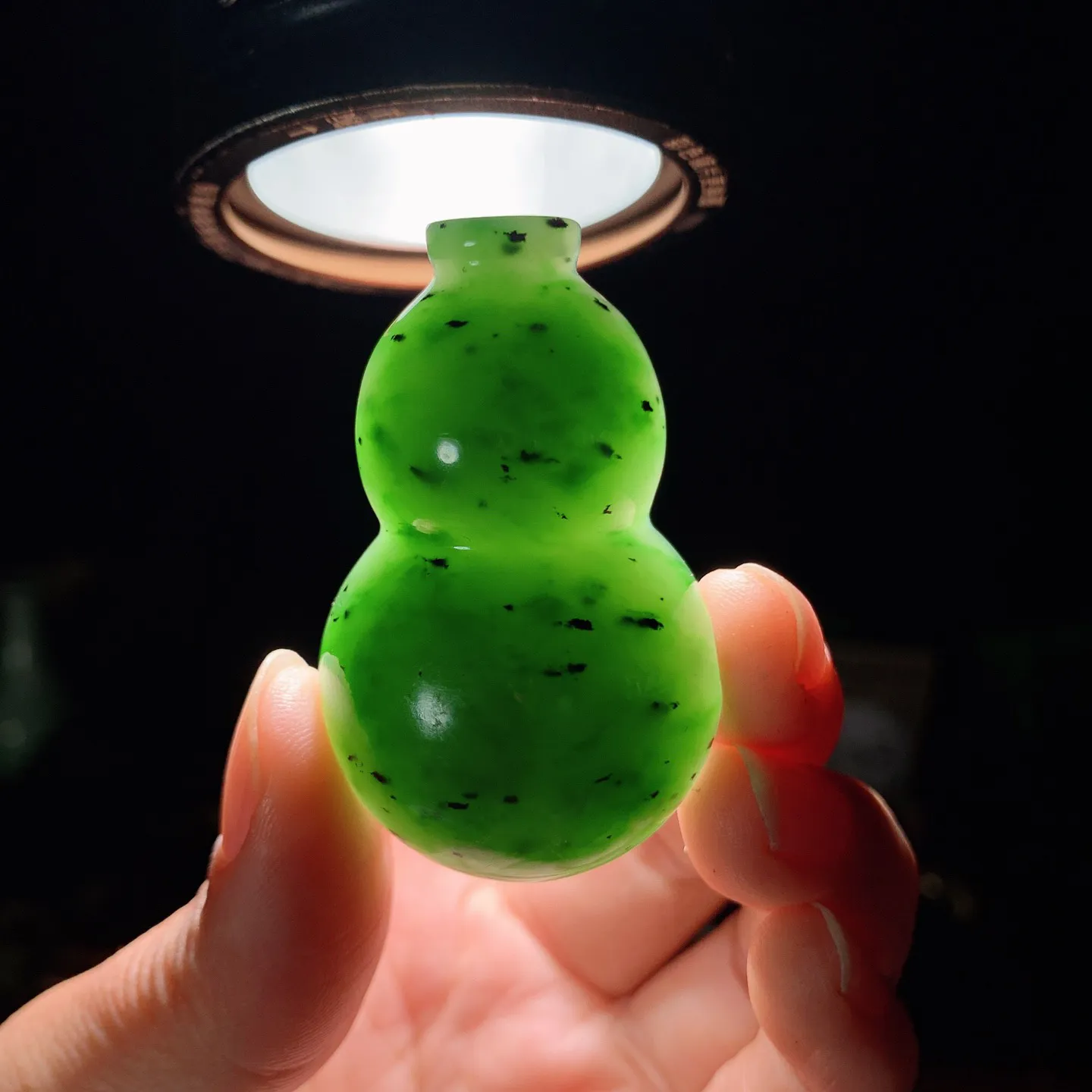 和田玉阳绿俄罗斯碧玉福禄葫芦挂件 尺寸50.7/31.6/15重33.3克。玉质细腻油润。手推出油。佩戴高端典雅。lt260224