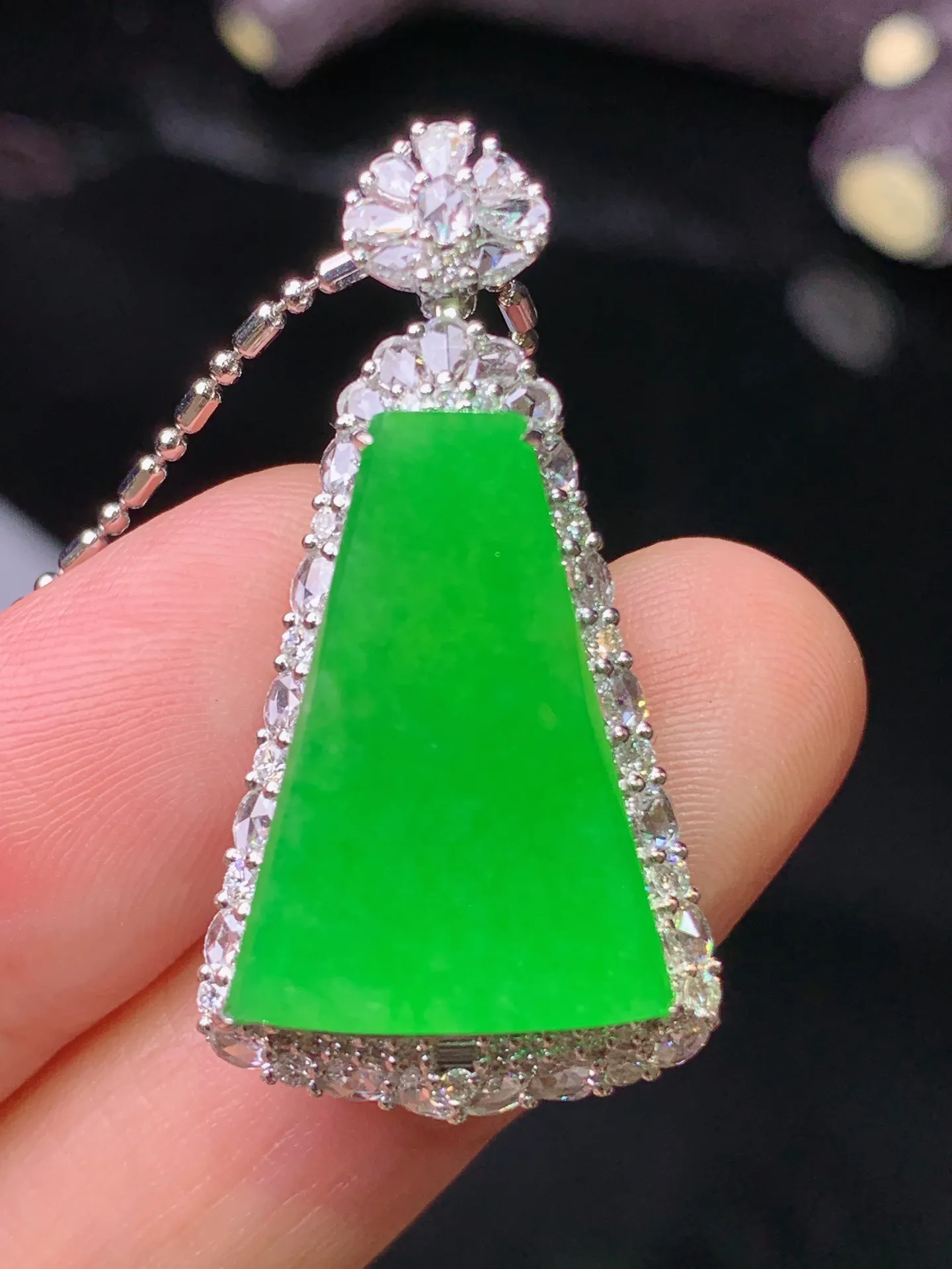 18k金钻镶嵌满绿无事牌吊坠 玉质细腻 水润亮眼 色泽艳丽 整体尺寸34.2*18*9