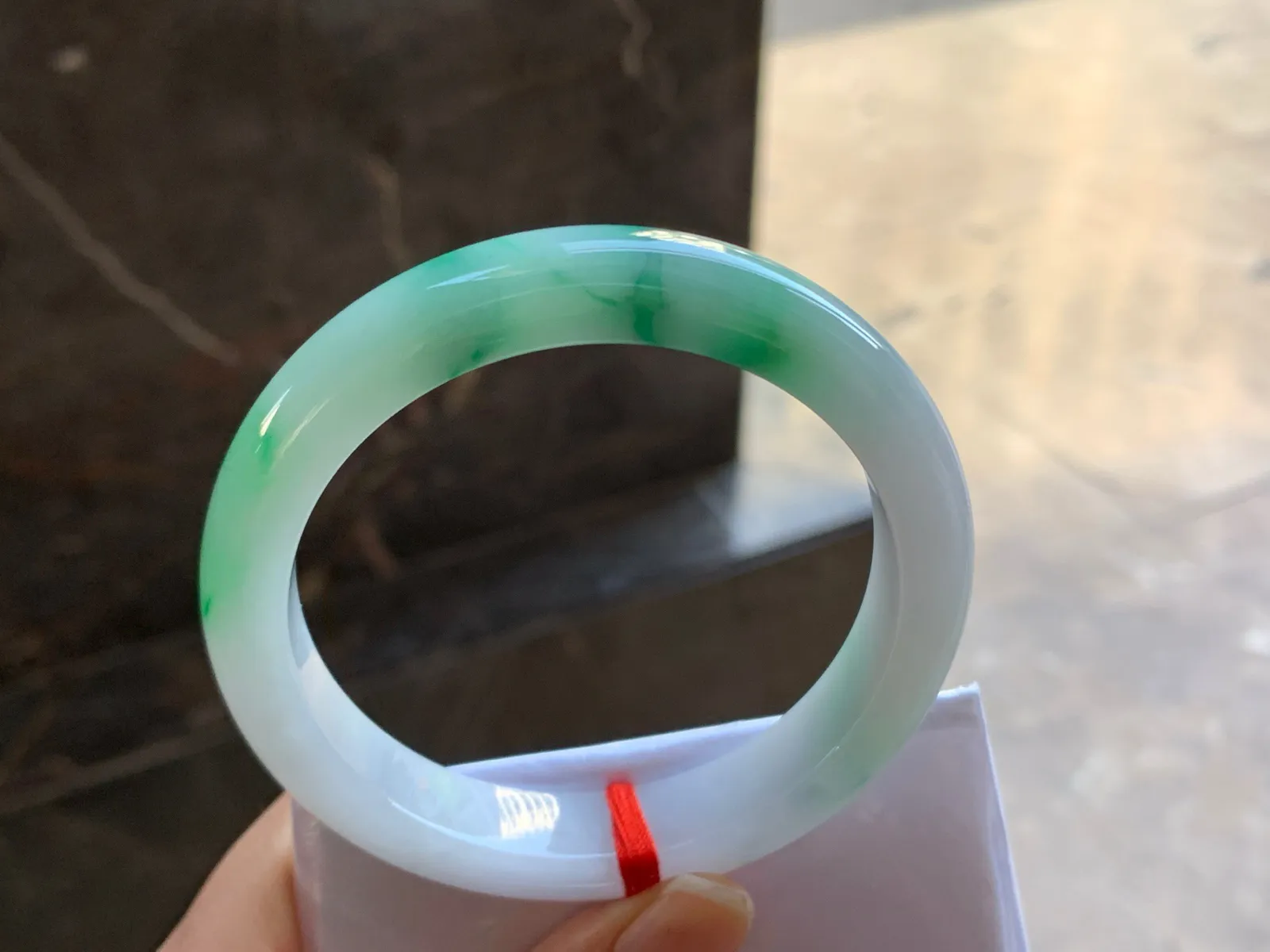 57-11.7-8.4

绿色手镯^_^玉质温润