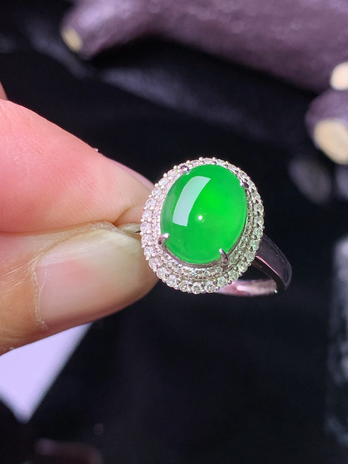 18k金钻镶嵌满绿蛋面戒指 玉质细腻 色泽清新艳丽 圈口14.5整体尺寸13.3*11.3*8