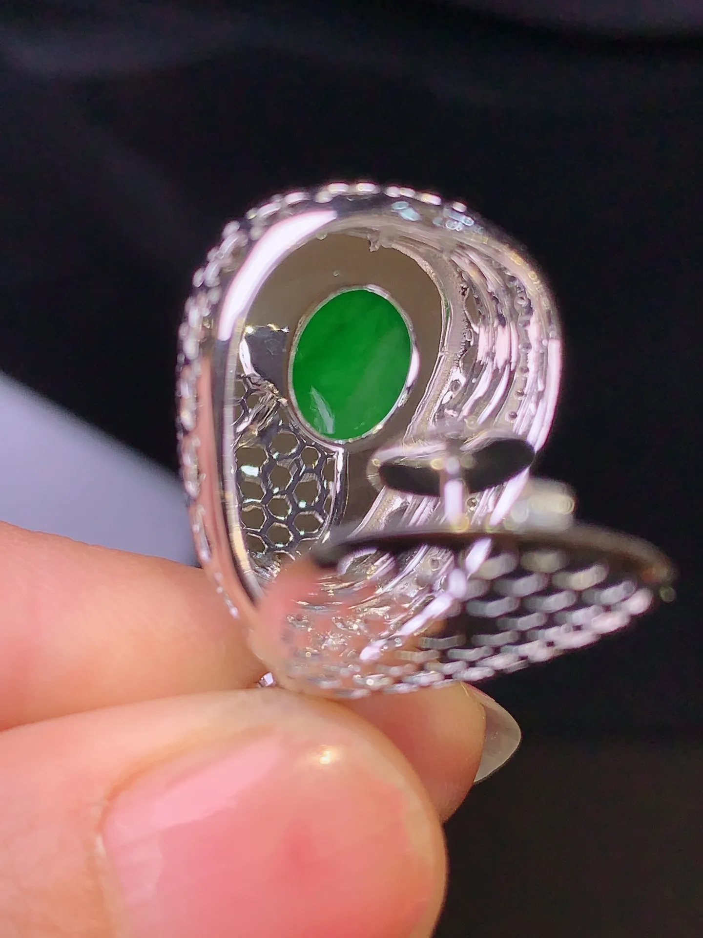 18k金钻镶嵌翠绿如意吊坠 玉质细腻 色泽艳丽 整体尺寸28*16.6*9.6