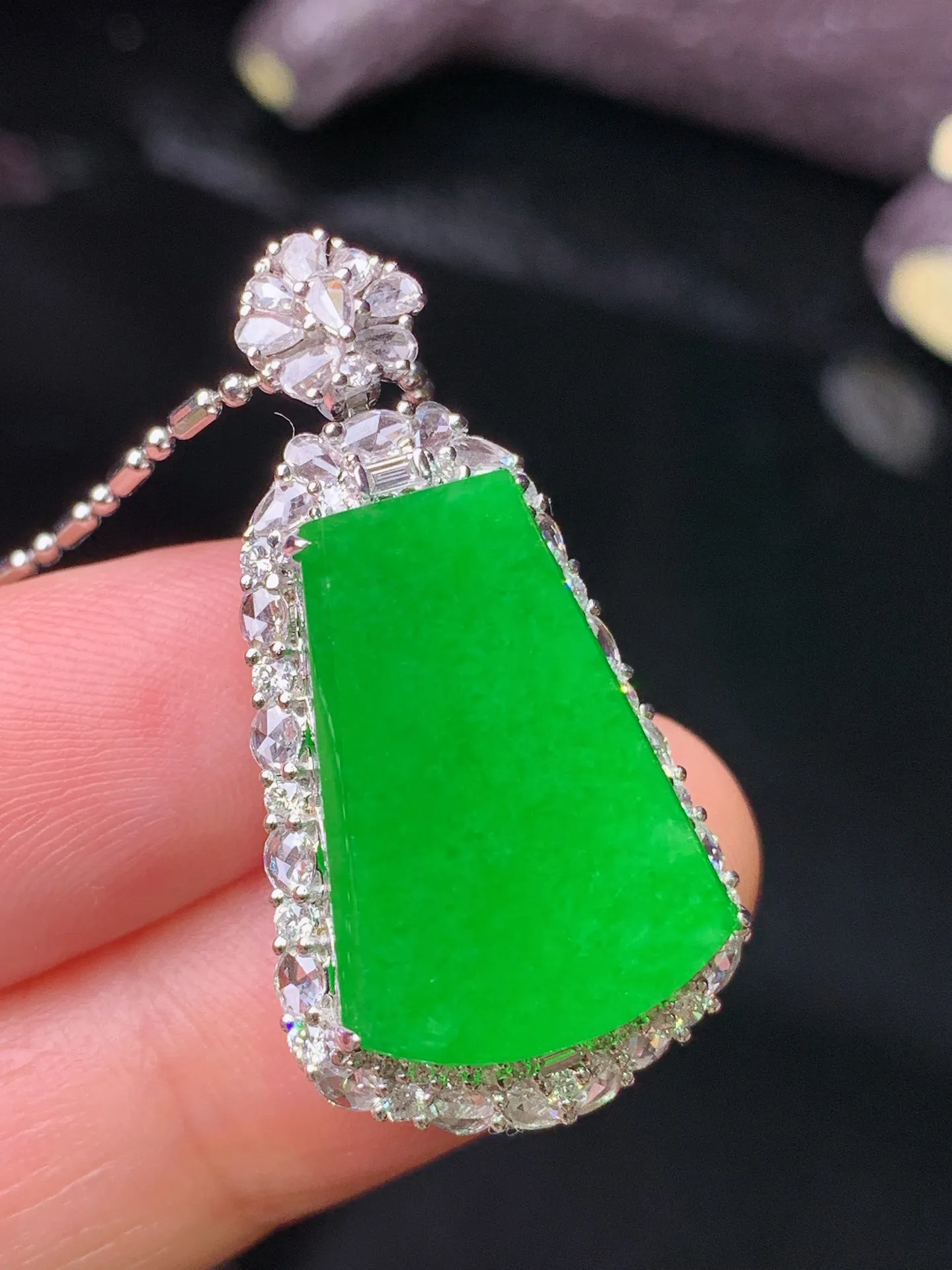 18k金钻镶嵌满绿无事牌吊坠 玉质细腻 水润亮眼 色泽艳丽 整体尺寸32.2*17.3*9