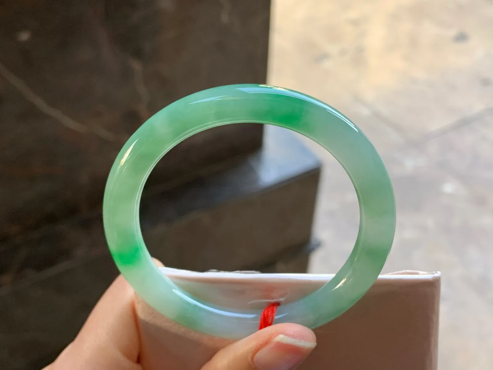 51-8

阳绿色圆条手镯^_^颜色好看