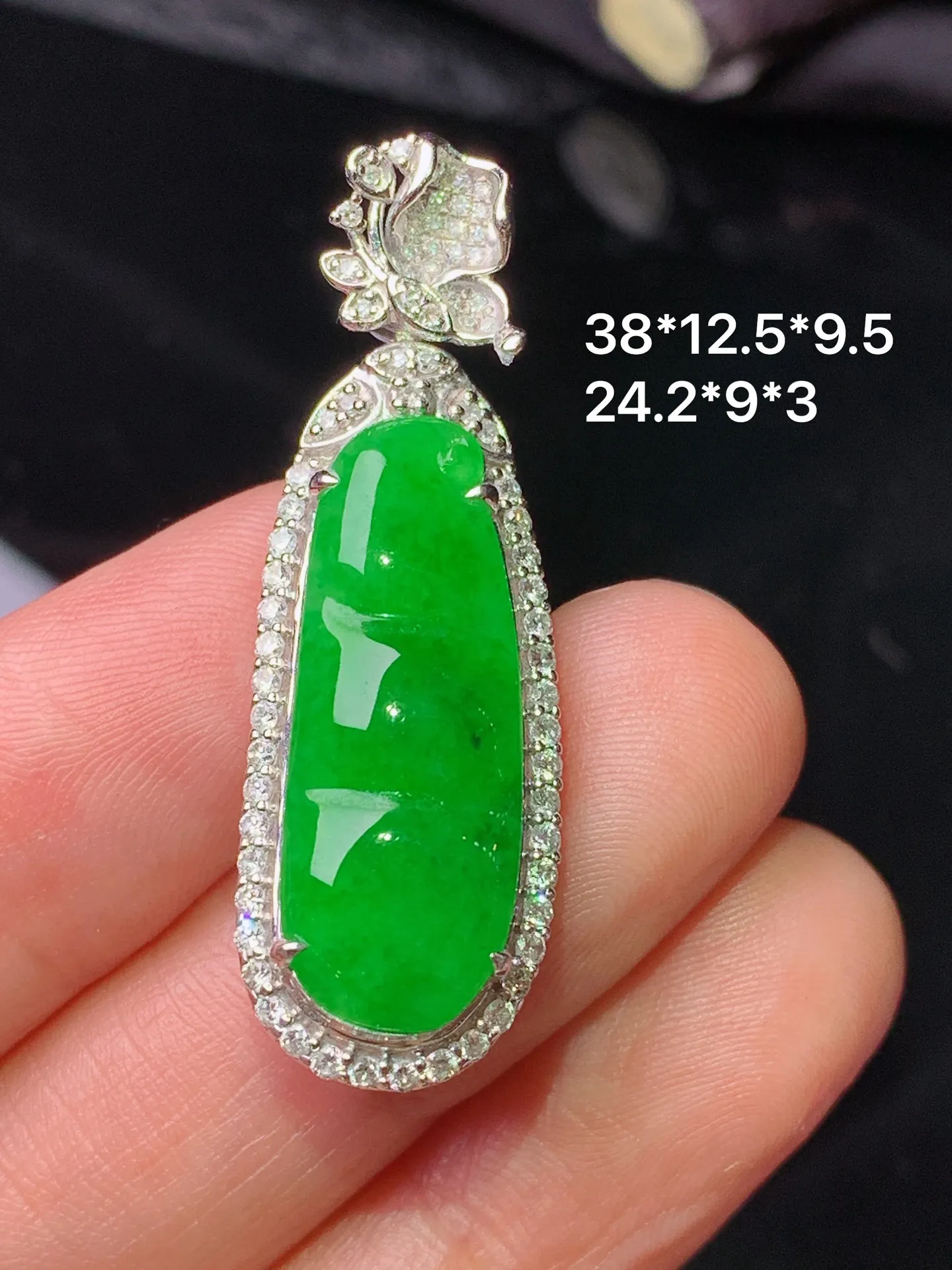 18k金钻镶嵌满绿四季豆吊坠 玉质细腻 色泽清新艳丽 整体尺寸38*12.5*9.5