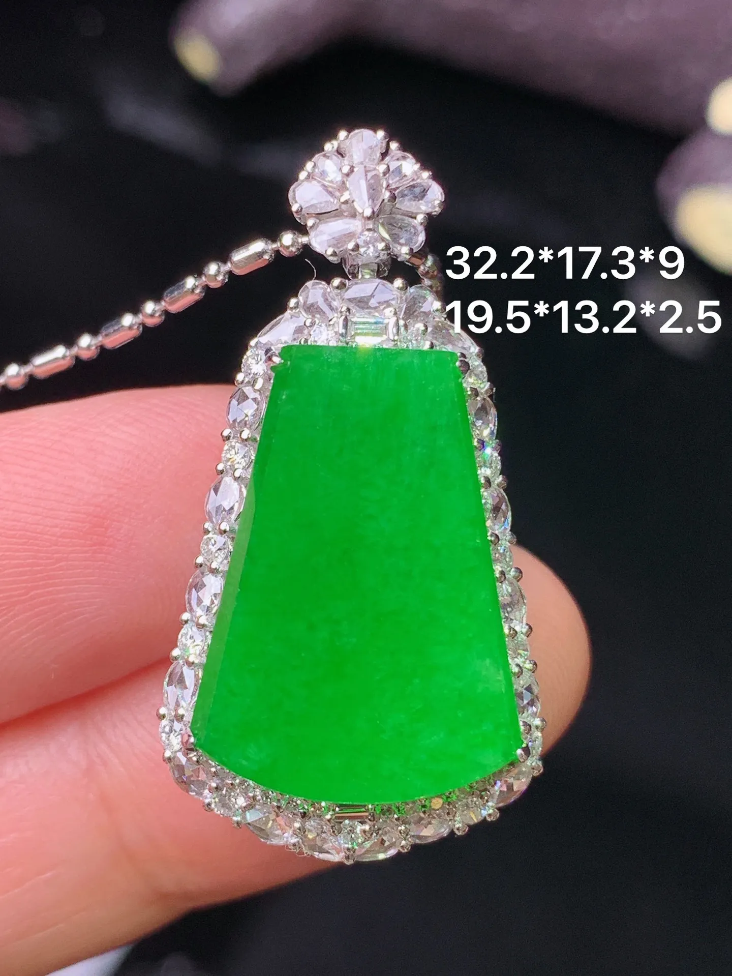 18k金钻镶嵌满绿无事牌吊坠 玉质细腻 水润亮眼 色泽艳丽 整体尺寸32.2*17.3*9