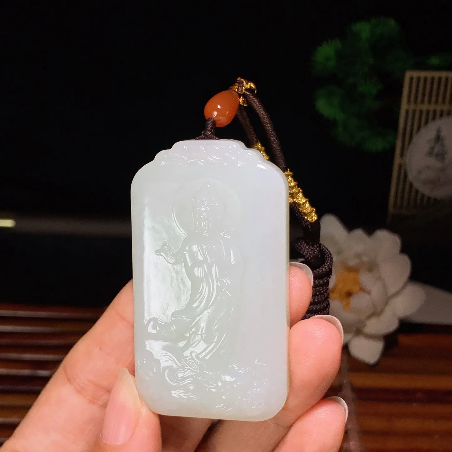 和田玉白玉站观音牌子挂件 尺寸59.9/33.5/10.2重47.8克。玉质细腻油润。手推出油。佩戴高端典雅。lt260224