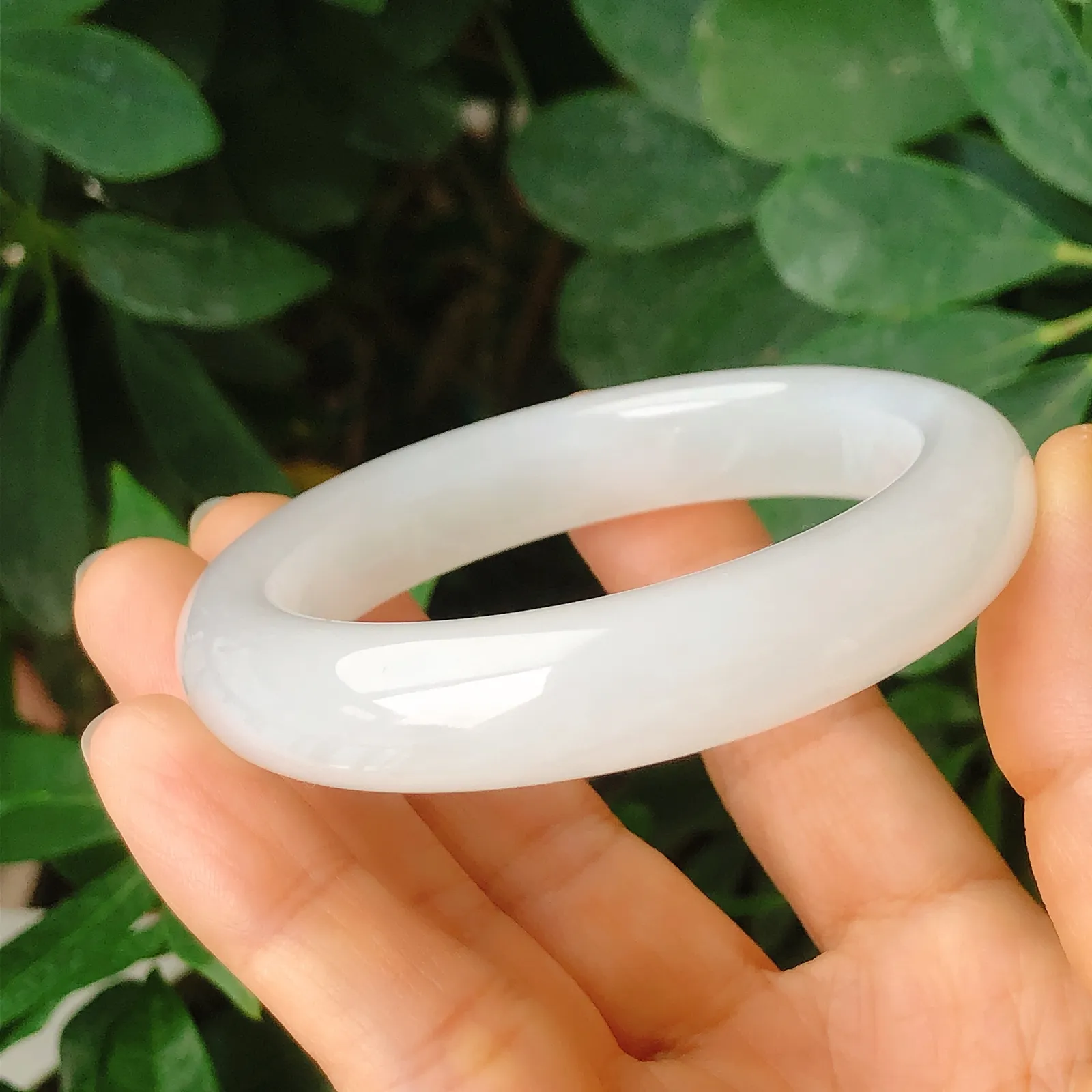 57圈口和田玉白玉手镯，镯型古朴典雅。在诗情画意的雨巷相遇，你是我腕间的一抹风情，有你眸有深情.清风