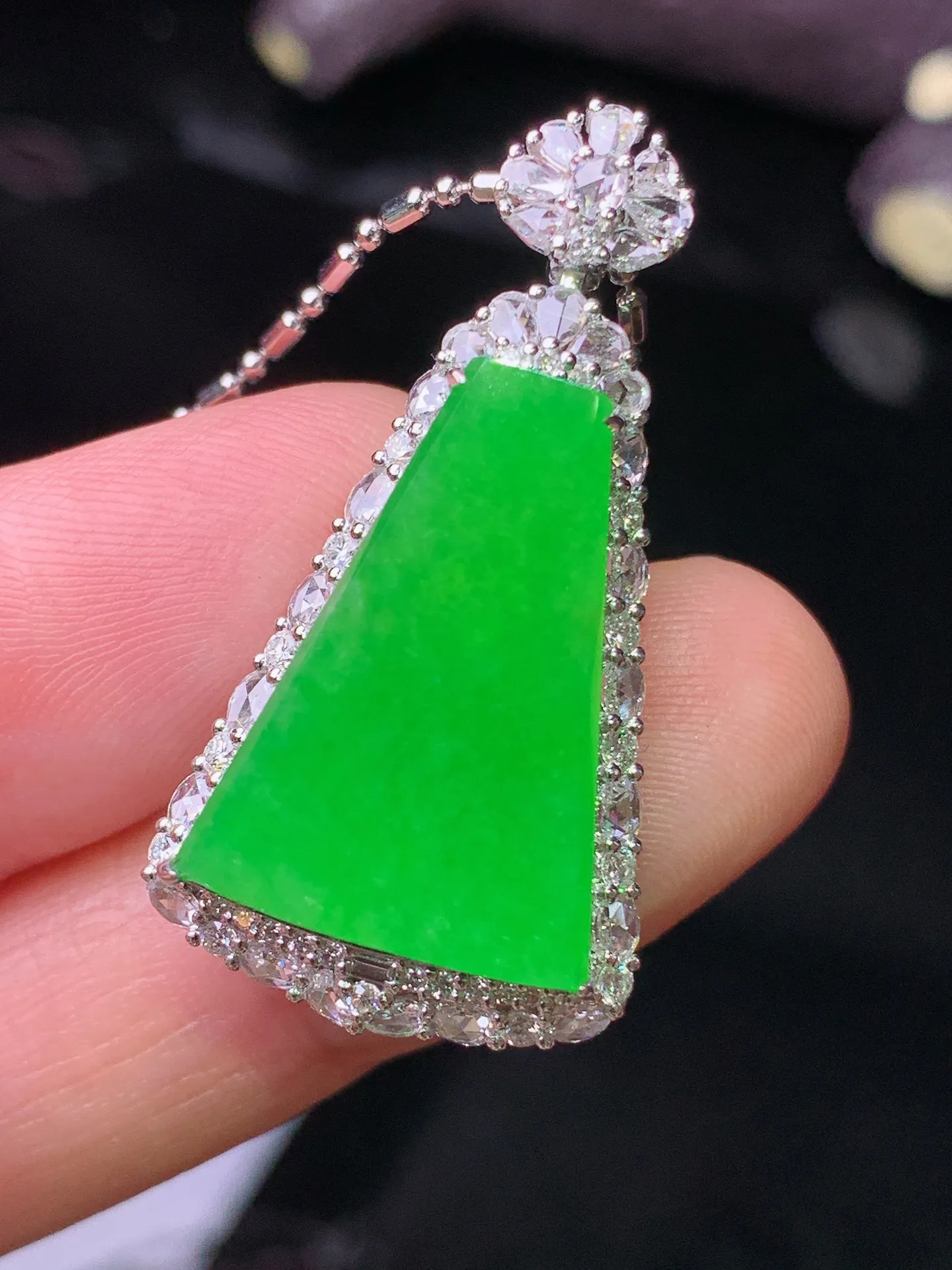18k金钻镶嵌满绿无事牌吊坠 玉质细腻 水润亮眼 色泽艳丽 整体尺寸34.2*18*9
