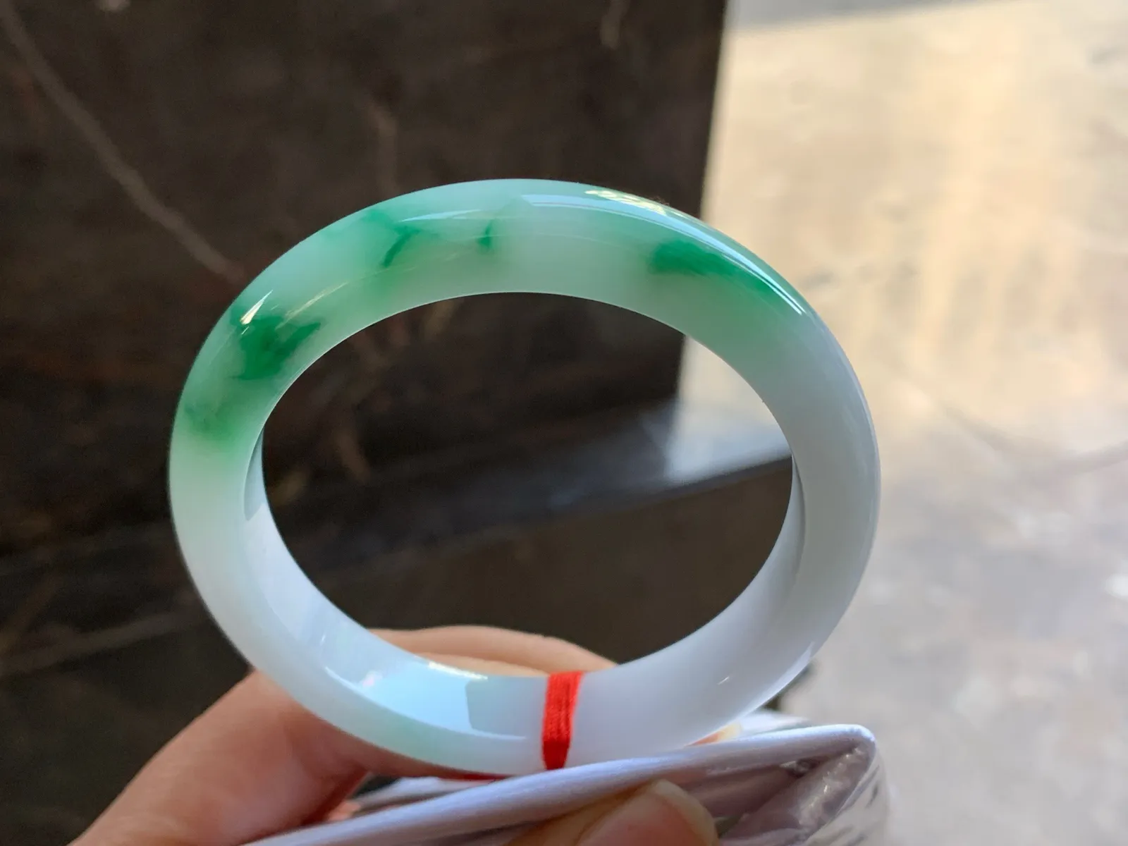 57-11.7-8.4

绿色手镯^_^玉质温润