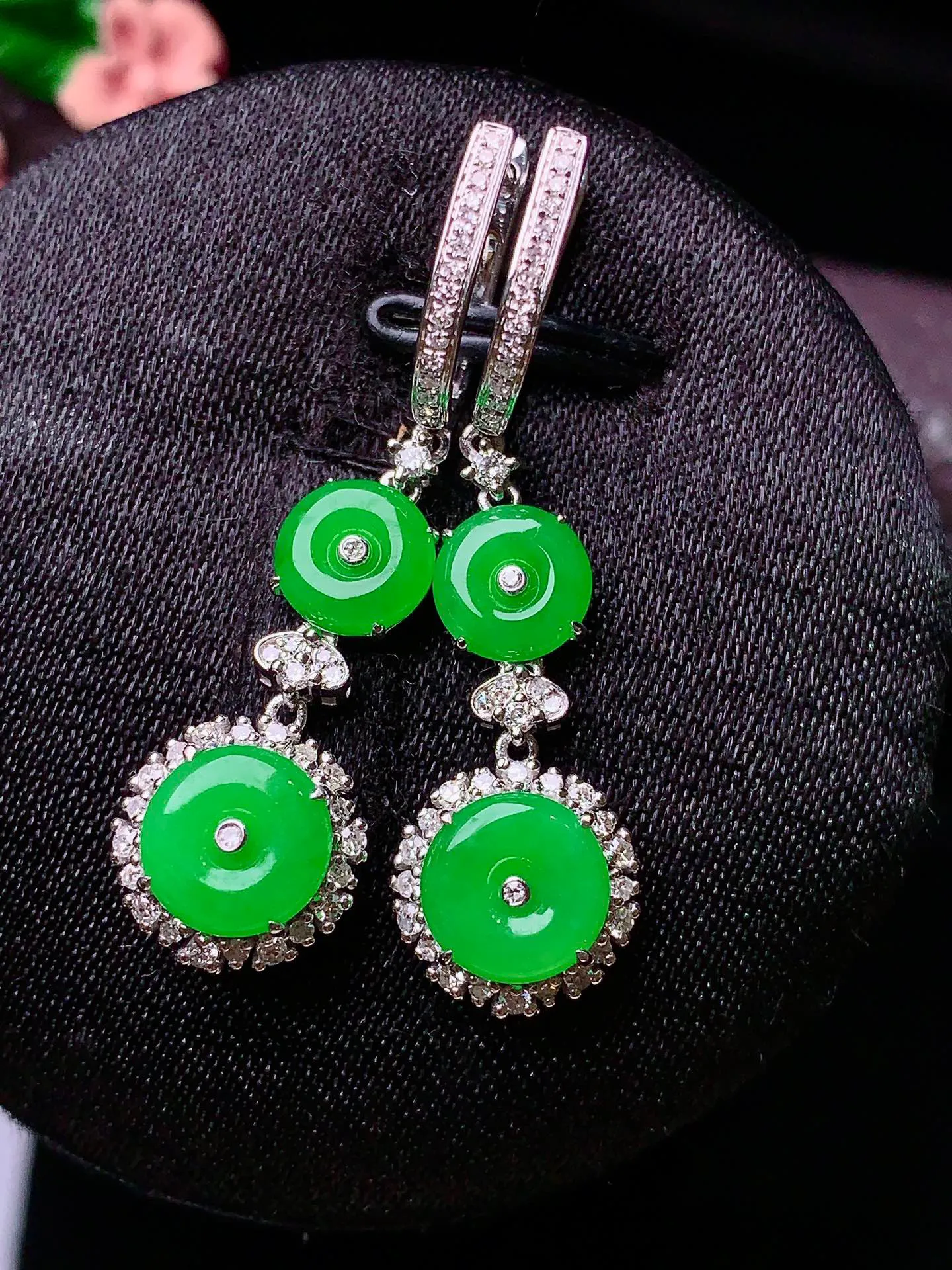 18k金钻镶嵌满绿平安扣耳坠 玉质细腻 色泽艳丽 整体尺寸34.5*10*5.6