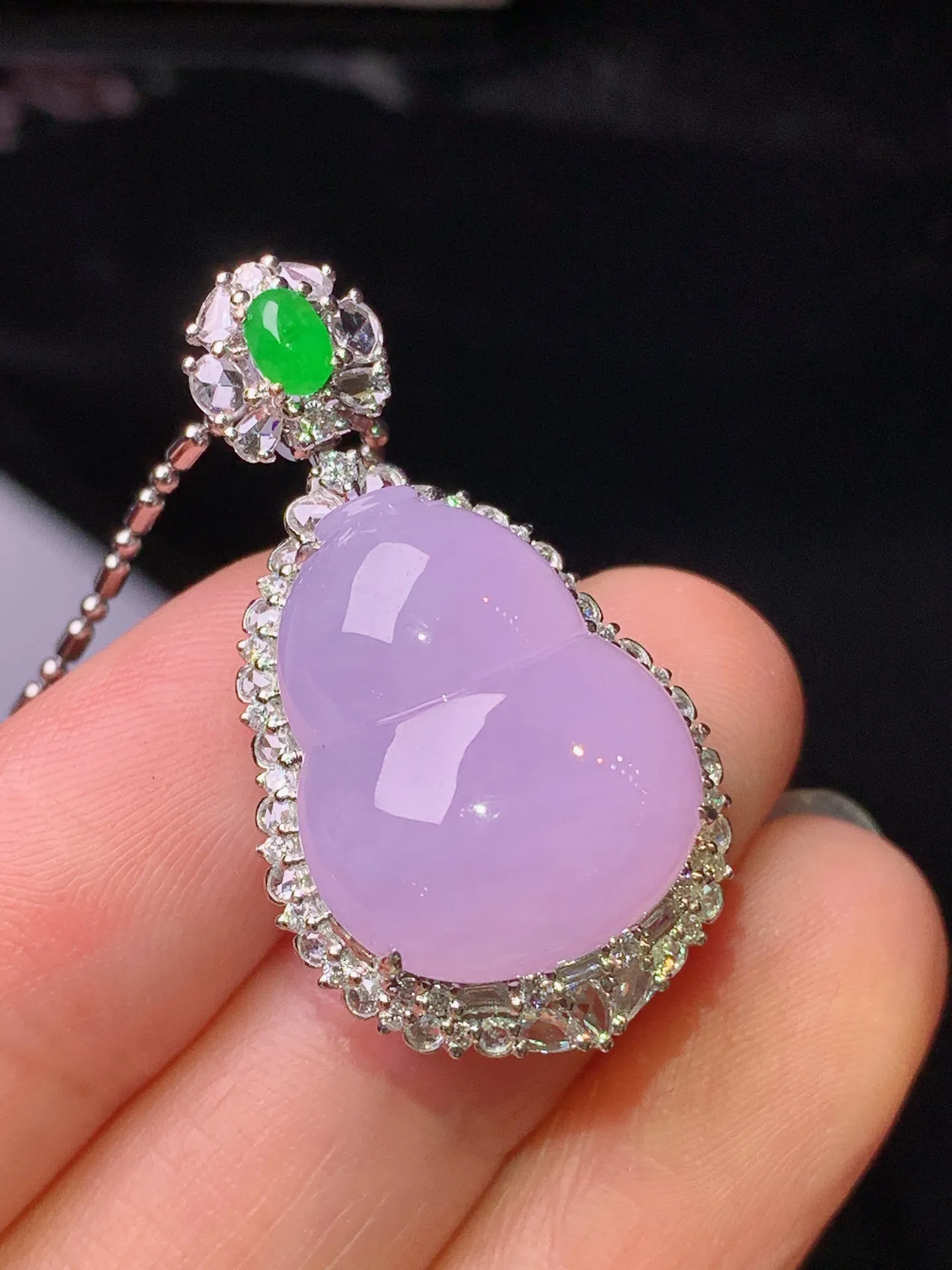 18k金钻镶嵌紫罗兰葫芦吊坠 玉质细腻 水润亮眼 色泽艳丽 整体尺寸32.5*18.2*12.6