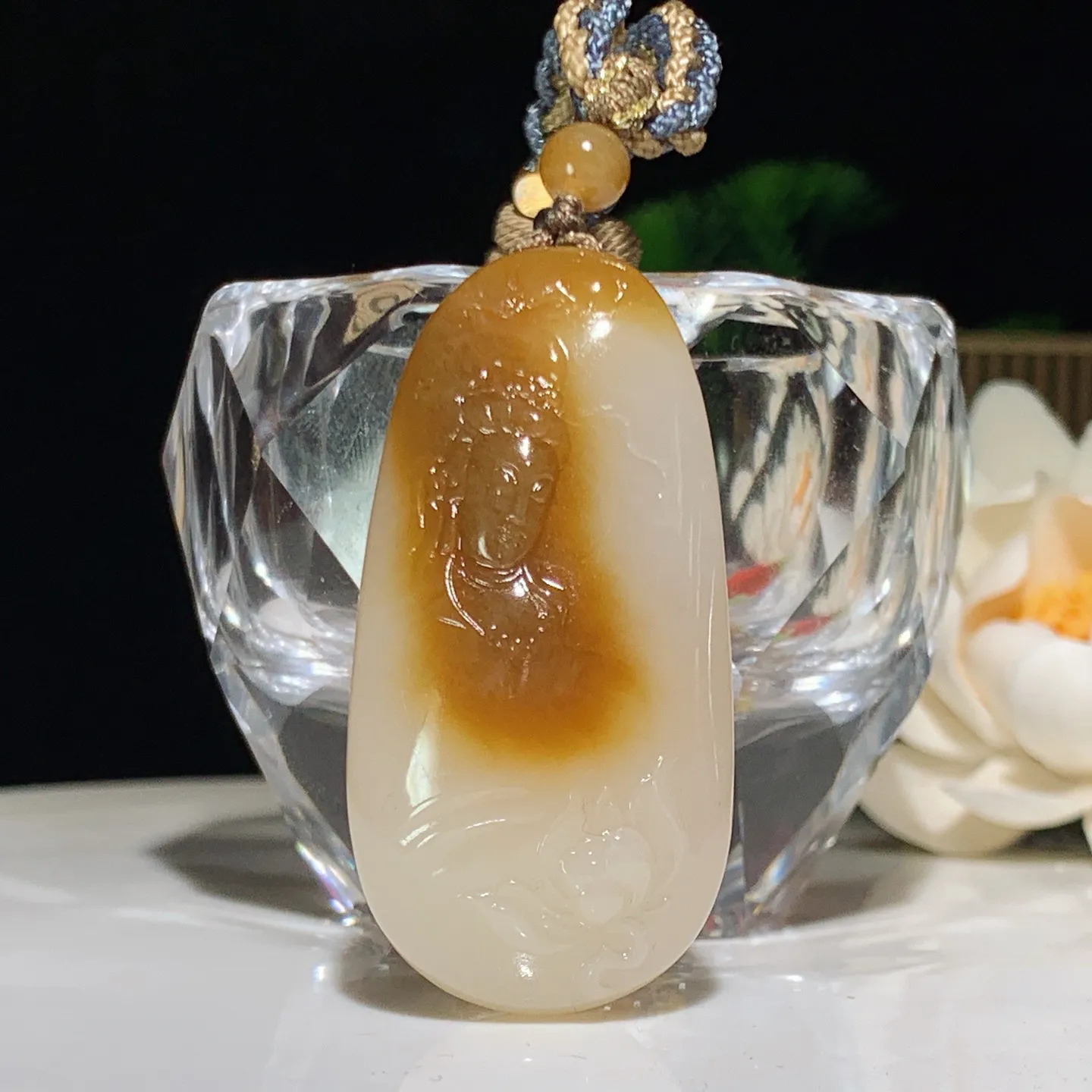 新疆和田玉白玉且末糖观音头挂件 尺寸50.3/24.6/13.6重26克。玉质细腻油润。手推出油。佩戴高端典雅。lt260224