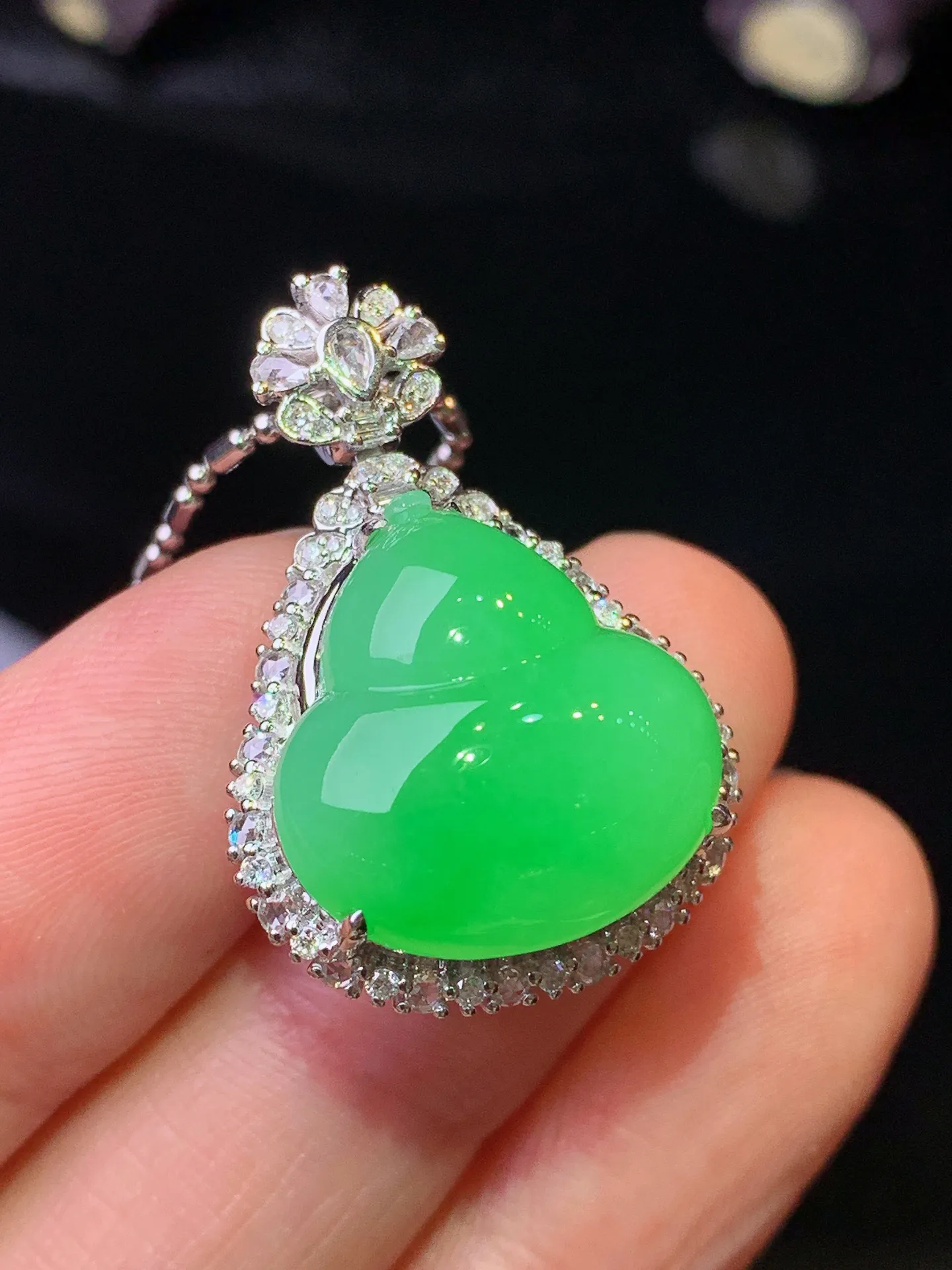 18k金钻镶嵌翠绿葫芦吊坠 玉质细腻 色泽清新艳丽 整体尺寸28.3*19.2*13.6