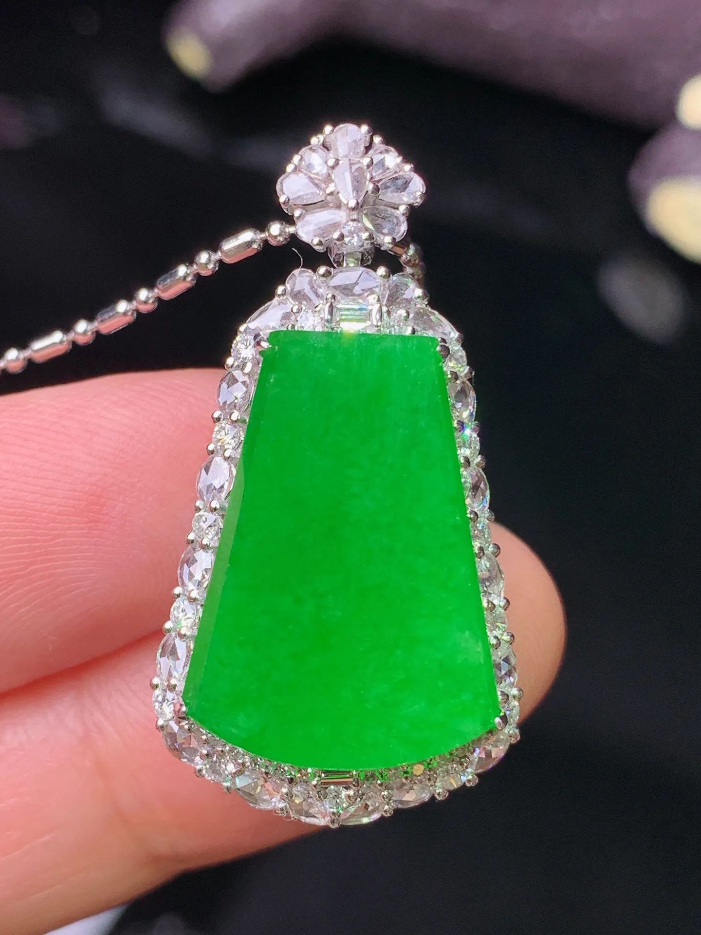 18k金钻镶嵌满绿无事牌吊坠 玉质细腻 水润亮眼 色泽艳丽 整体尺寸32.2*17.3*9