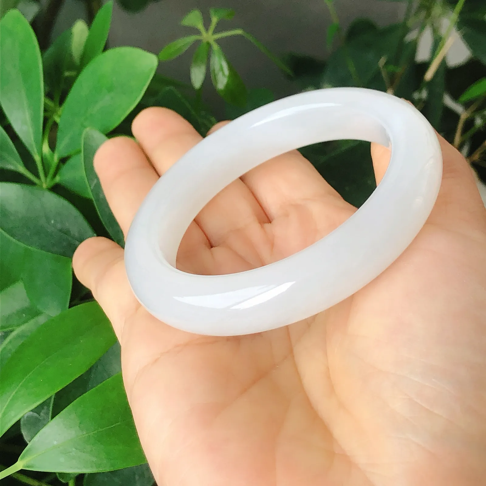 51圈口和田玉白玉手镯，镯型古朴典雅。在诗情画意的雨巷相遇，你是我腕间的一抹风情，有你眸有深情.清风