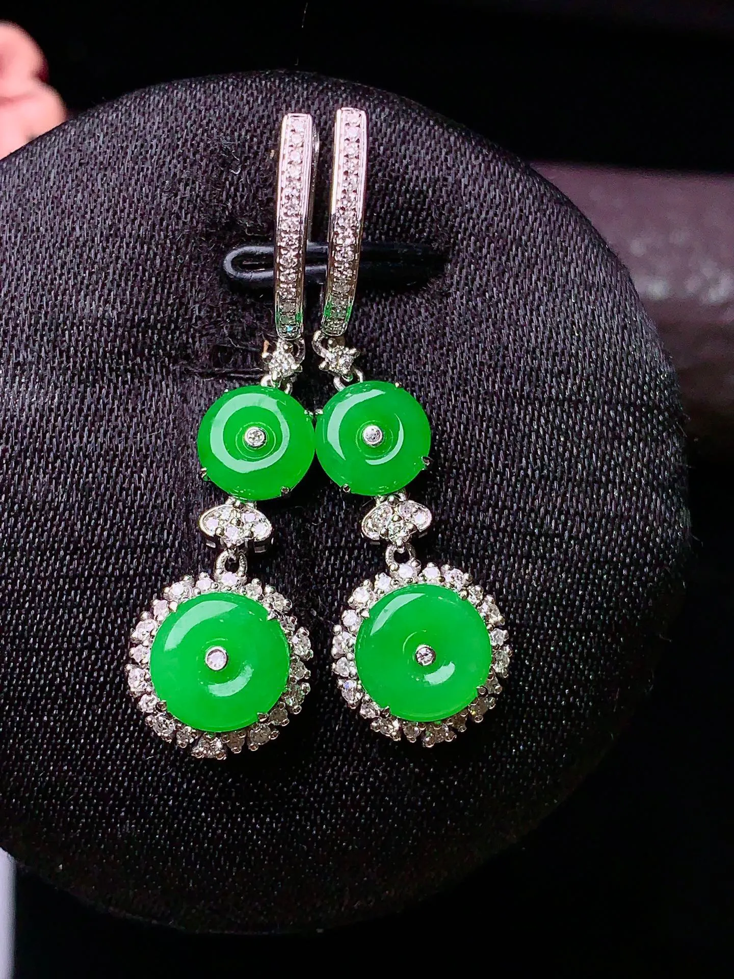 18k金钻镶嵌满绿平安扣耳坠 玉质细腻 色泽艳丽 整体尺寸34.5*10*5.6