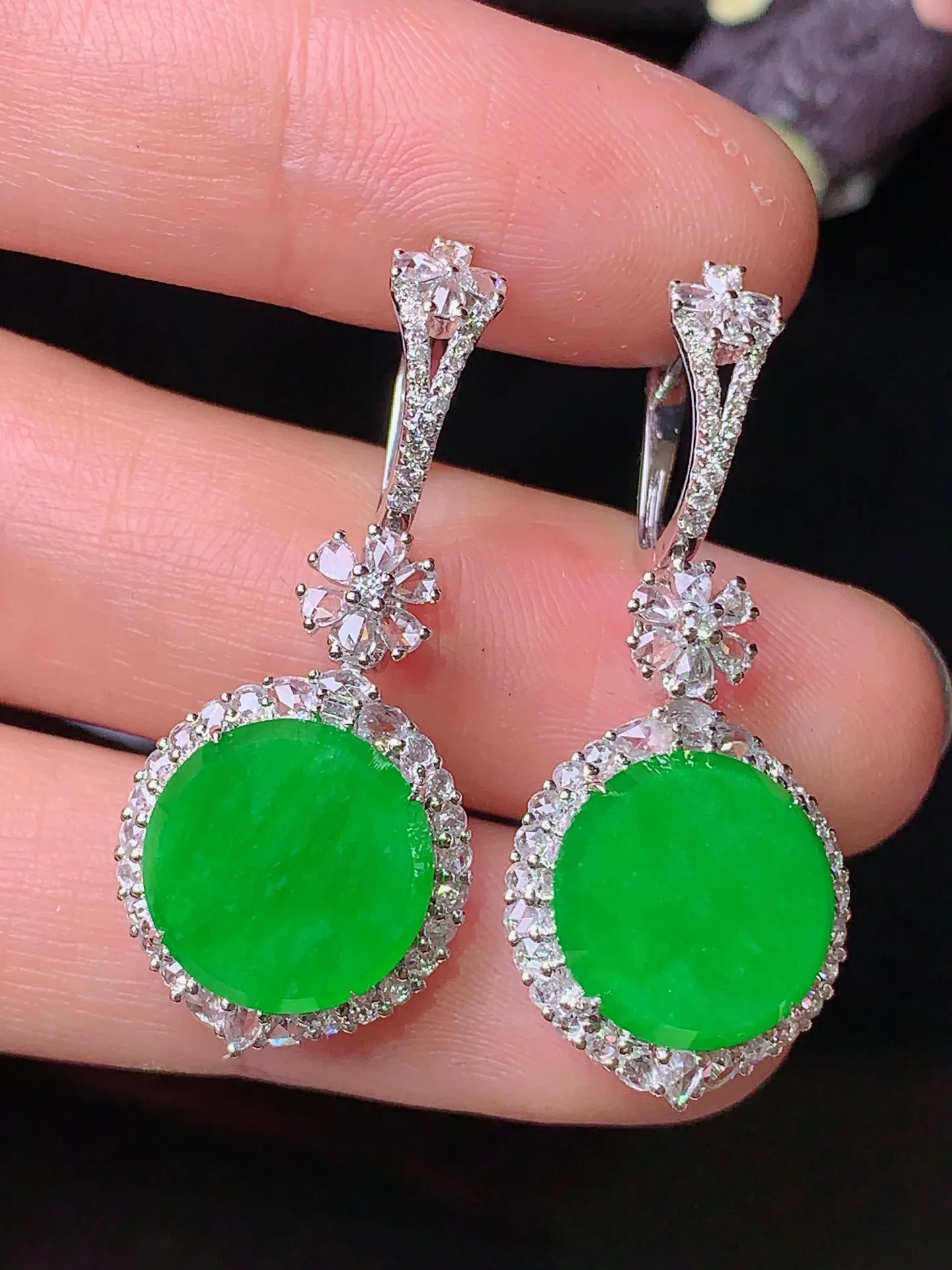 18k金钻镶嵌翠绿圆牌耳坠 吊坠 两用款 玉质细腻 色泽清新艳丽 整体尺寸34.5*14.8*7.7