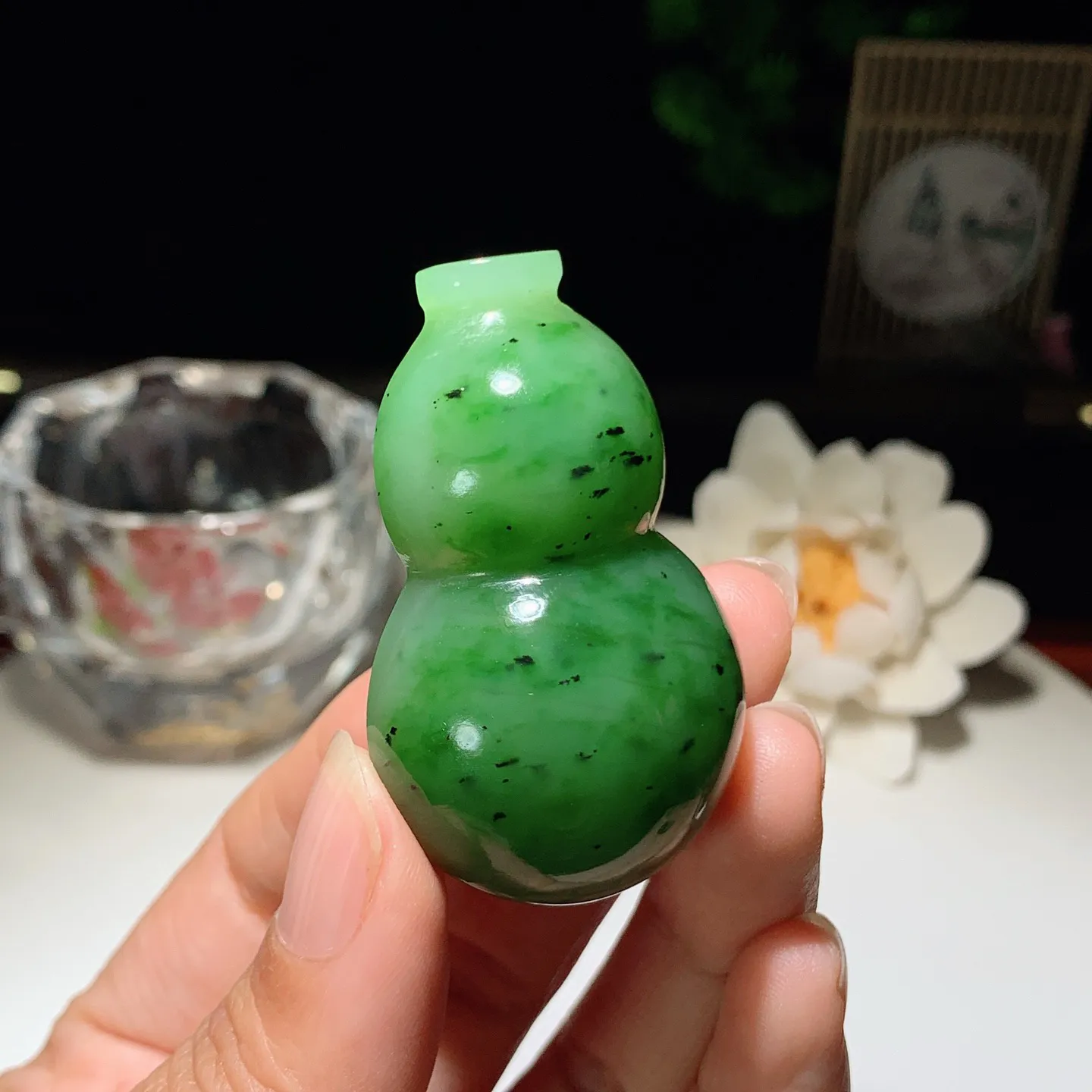 和田玉阳绿俄罗斯碧玉福禄葫芦挂件 尺寸50.7/31.6/15重33.3克。玉质细腻油润。手推出油。
