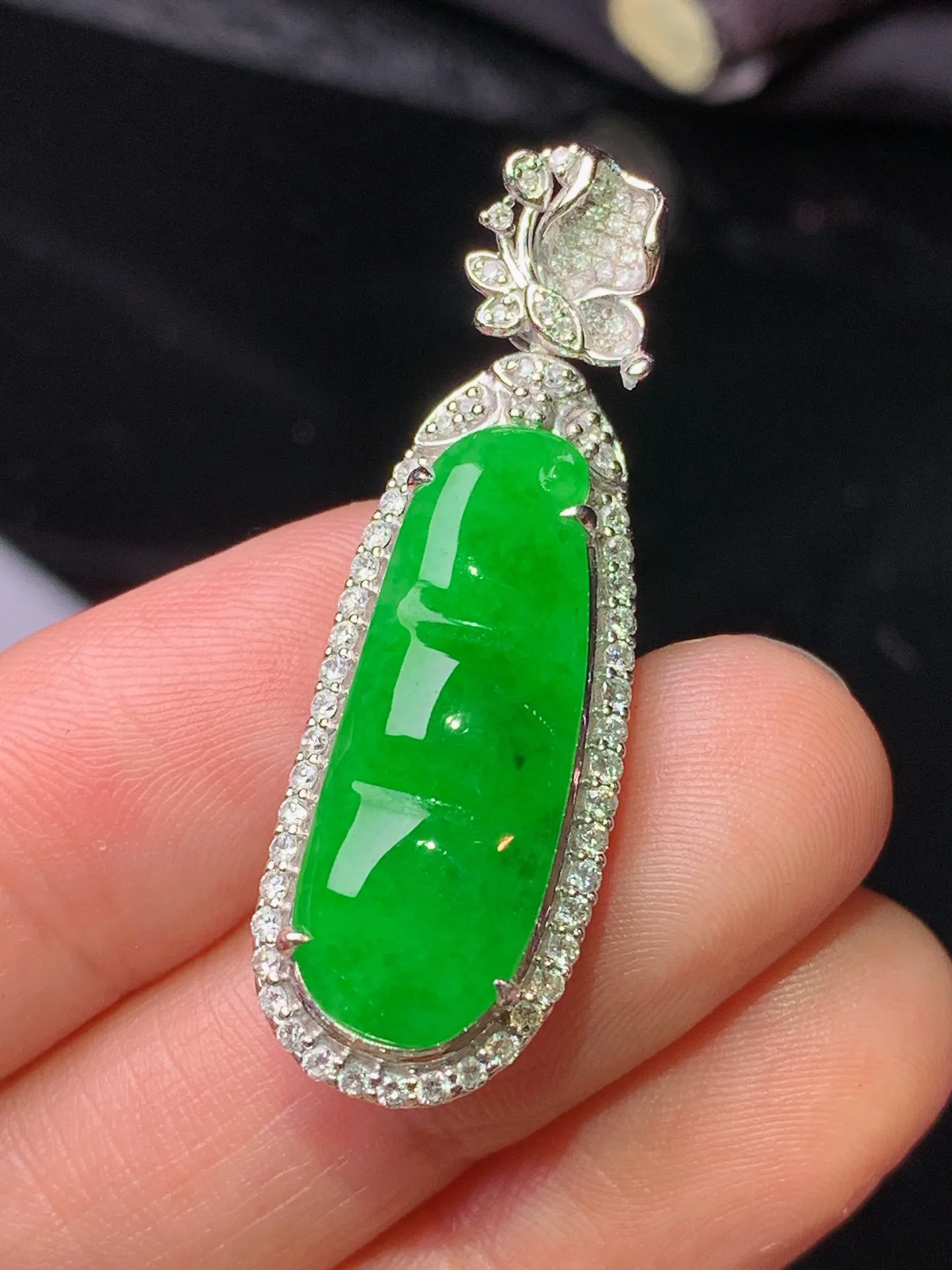 18k金钻镶嵌满绿四季豆吊坠 玉质细腻 色泽清新艳丽 整体尺寸38*12.5*9.5