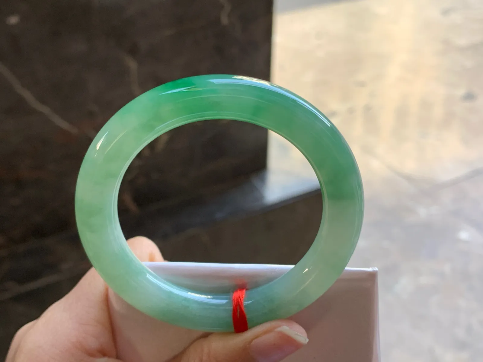 52-10.5

绿色圆条手镯^_^鲜艳