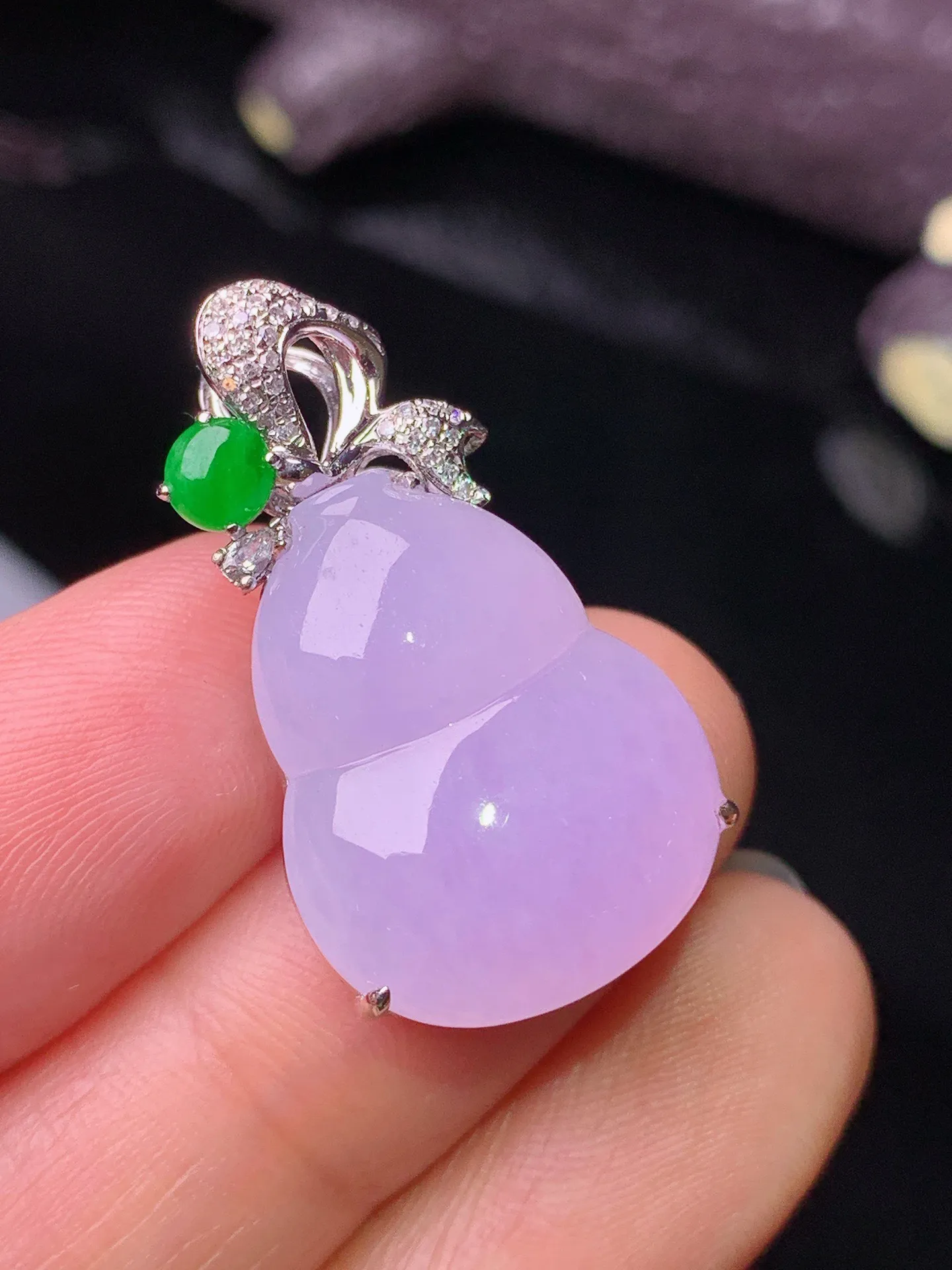 18k金钻镶嵌紫罗兰葫芦吊坠 玉质细腻 水润亮眼 色泽艳丽 整体尺寸28.5*16.2*8