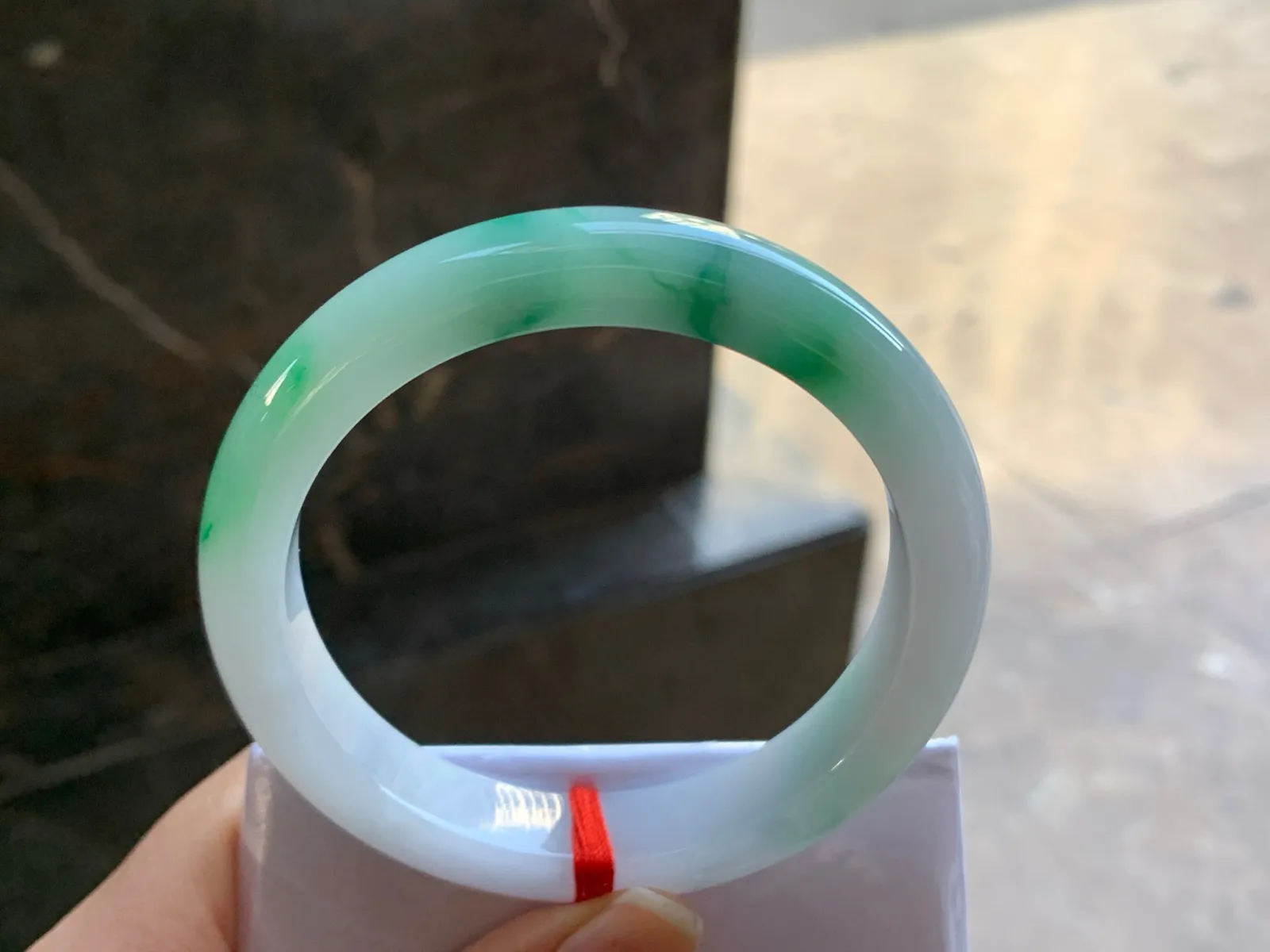 57-11.7-8.4

绿色手镯^_^玉质温润