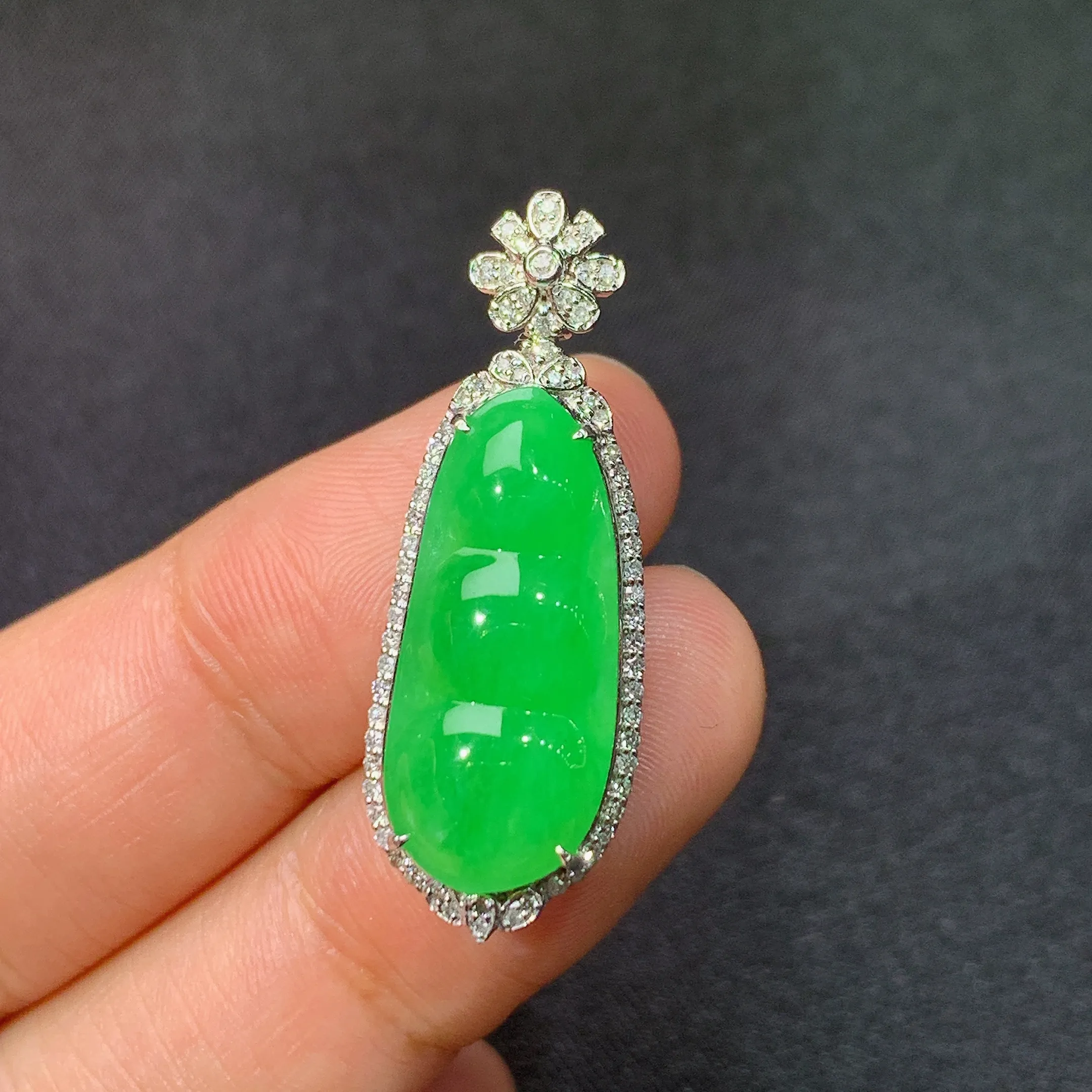 冰阳绿福豆吊坠，18k金镶嵌，色泽鲜阳，冰润细腻，种水足Ff 整体尺寸32.4*11.7*7.8