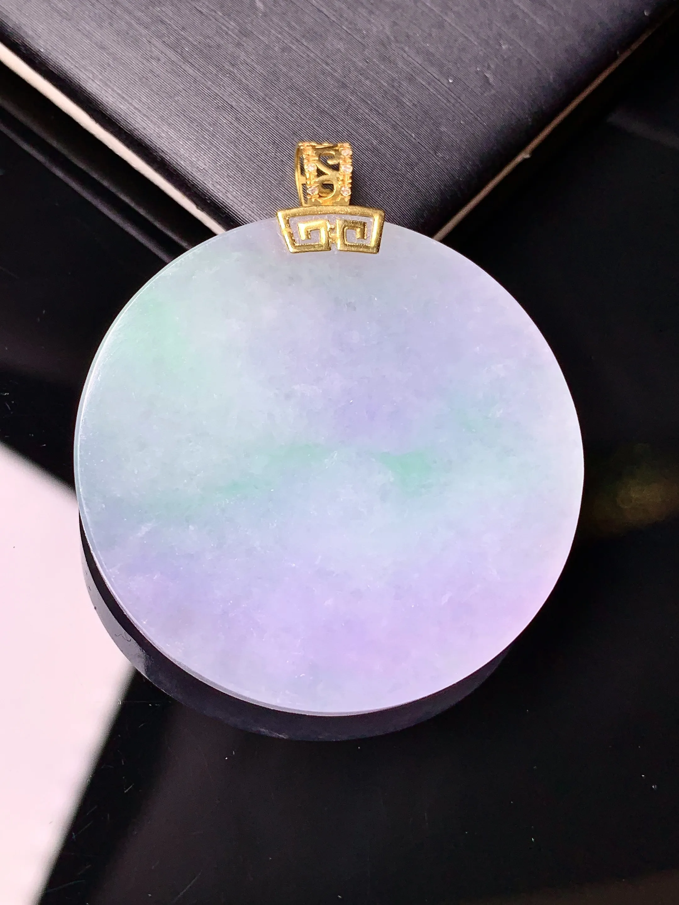 18k金钻镶嵌春彩圆牌吊坠 玉质细腻 水润亮眼 整体尺寸41.7*34.8*4