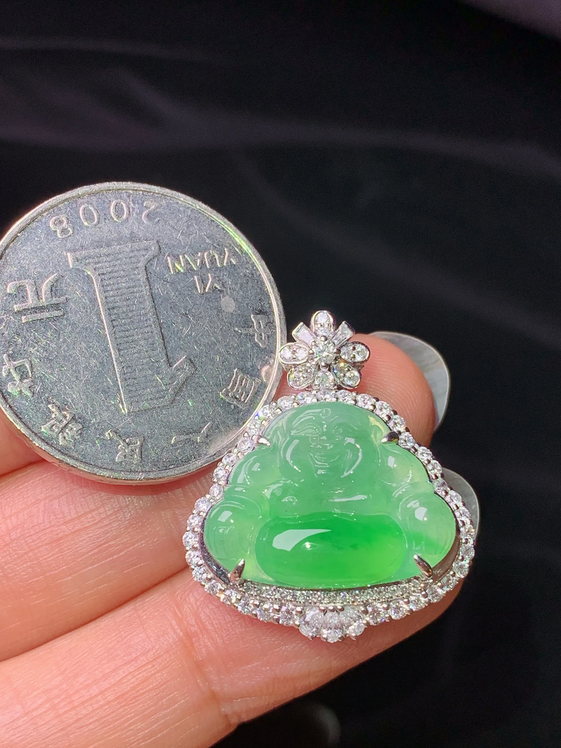 18k金钻镶嵌翠绿佛公吊坠 玉质细腻 水润亮眼 整体尺寸26.5*22.3*8