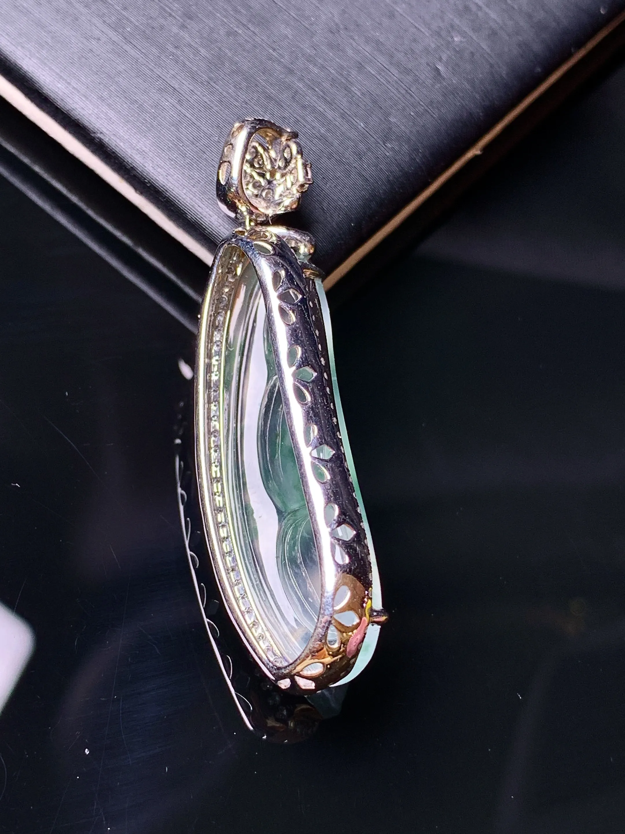 18k金钻镶嵌冰种飘绿四季豆吊坠 玉质细腻 水润亮眼 整体尺寸39.8*11.7*8