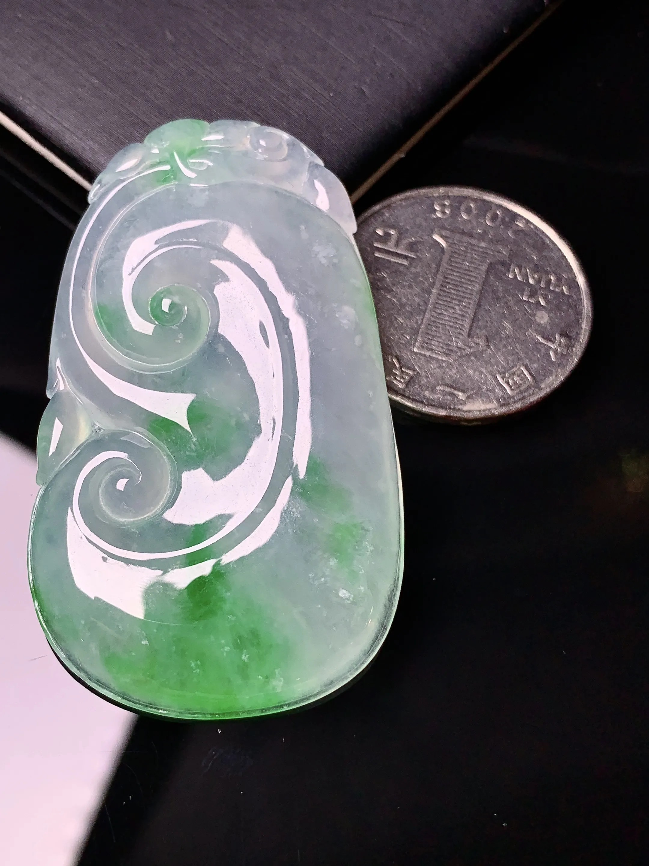 冰种飘绿如意吊坠 玉质细腻 水润亮眼 整体尺寸51.8*30.2*5.3