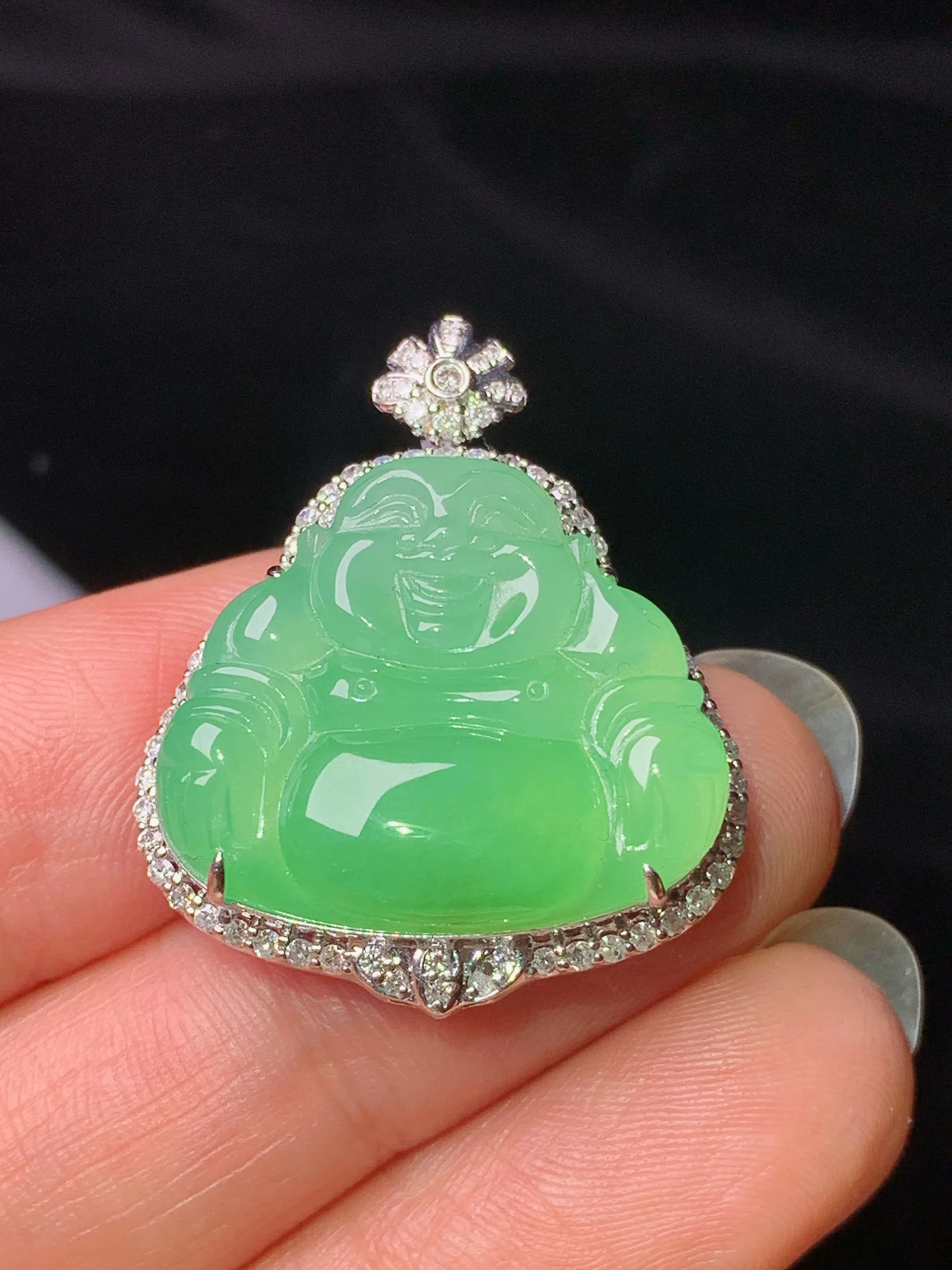 18k金钻镶嵌翠绿佛公吊坠 玉质细腻 水润亮眼 整体尺寸29.3*24*9.2