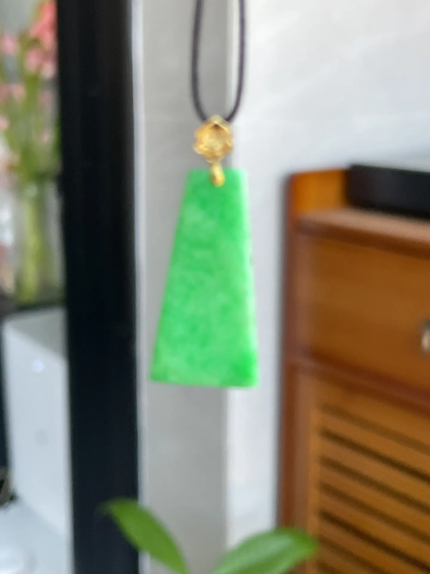 18k金扣阳绿无事牌
裸石24.3-12.4-2.1mm