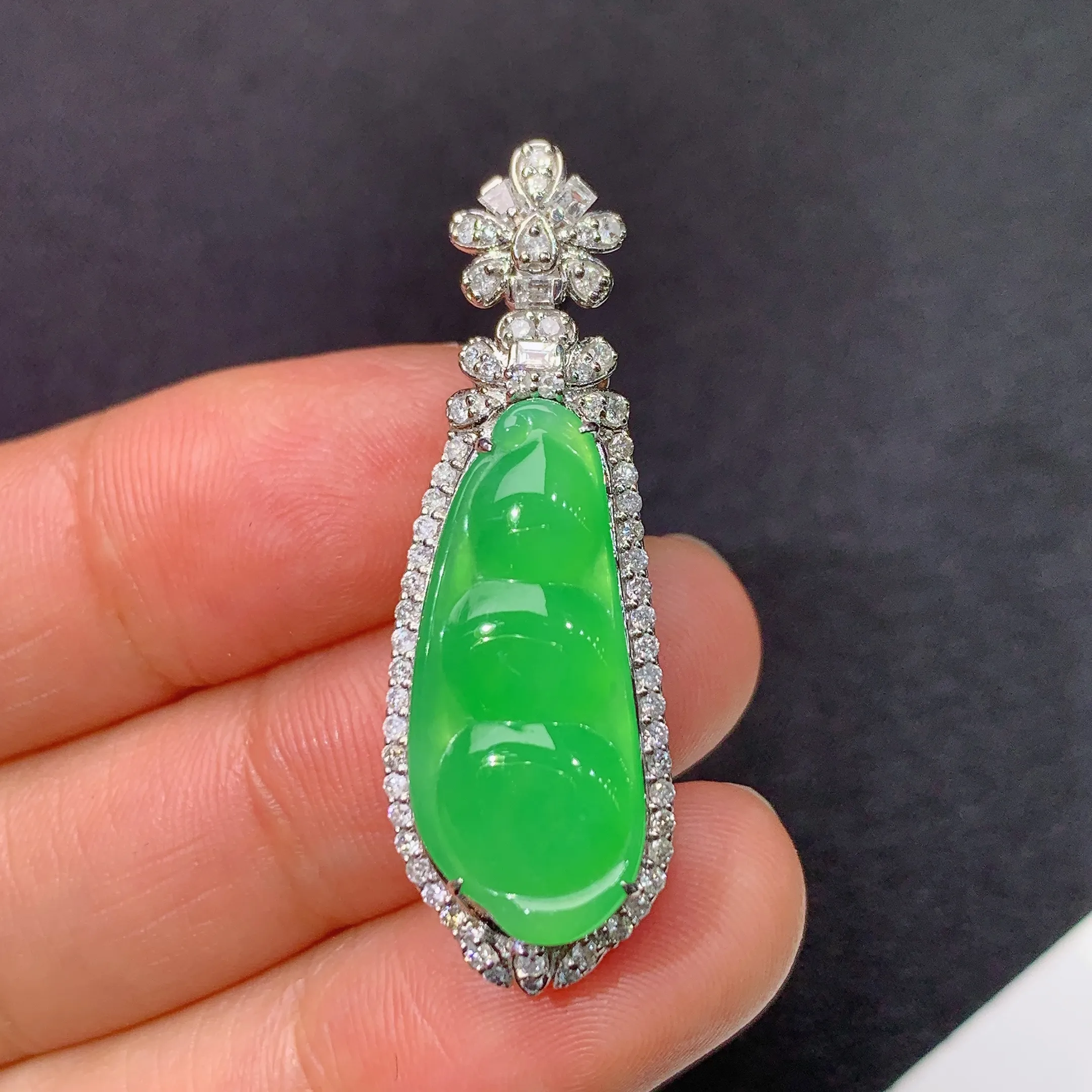 冰阳绿福豆吊坠，18k金镶嵌，冰润色阳，玉质细腻，种水足，整体尺寸36.9*12.3*9.2