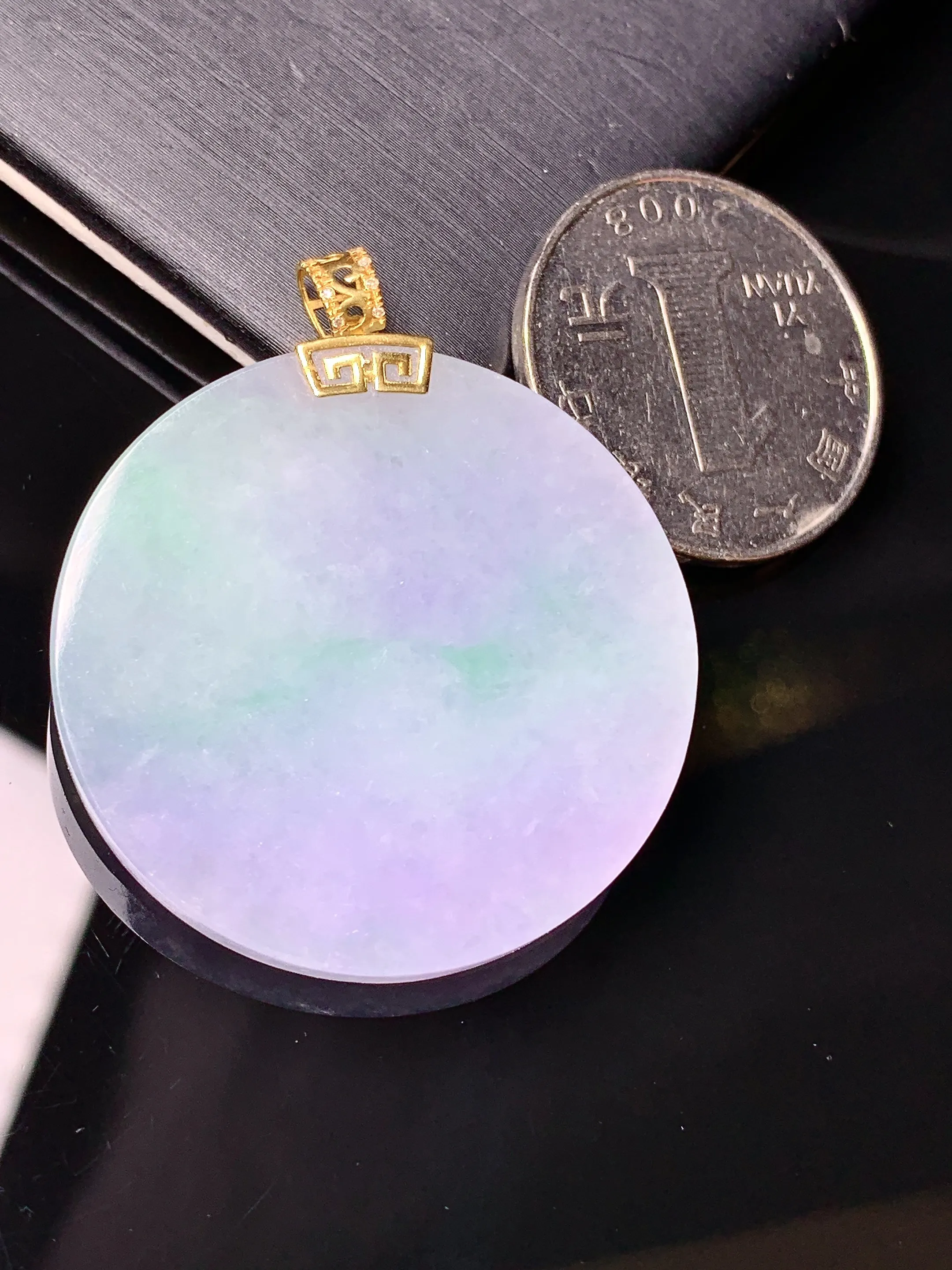 18k金钻镶嵌春彩圆牌吊坠 玉质细腻 水润亮眼 整体尺寸41.7*34.8*4