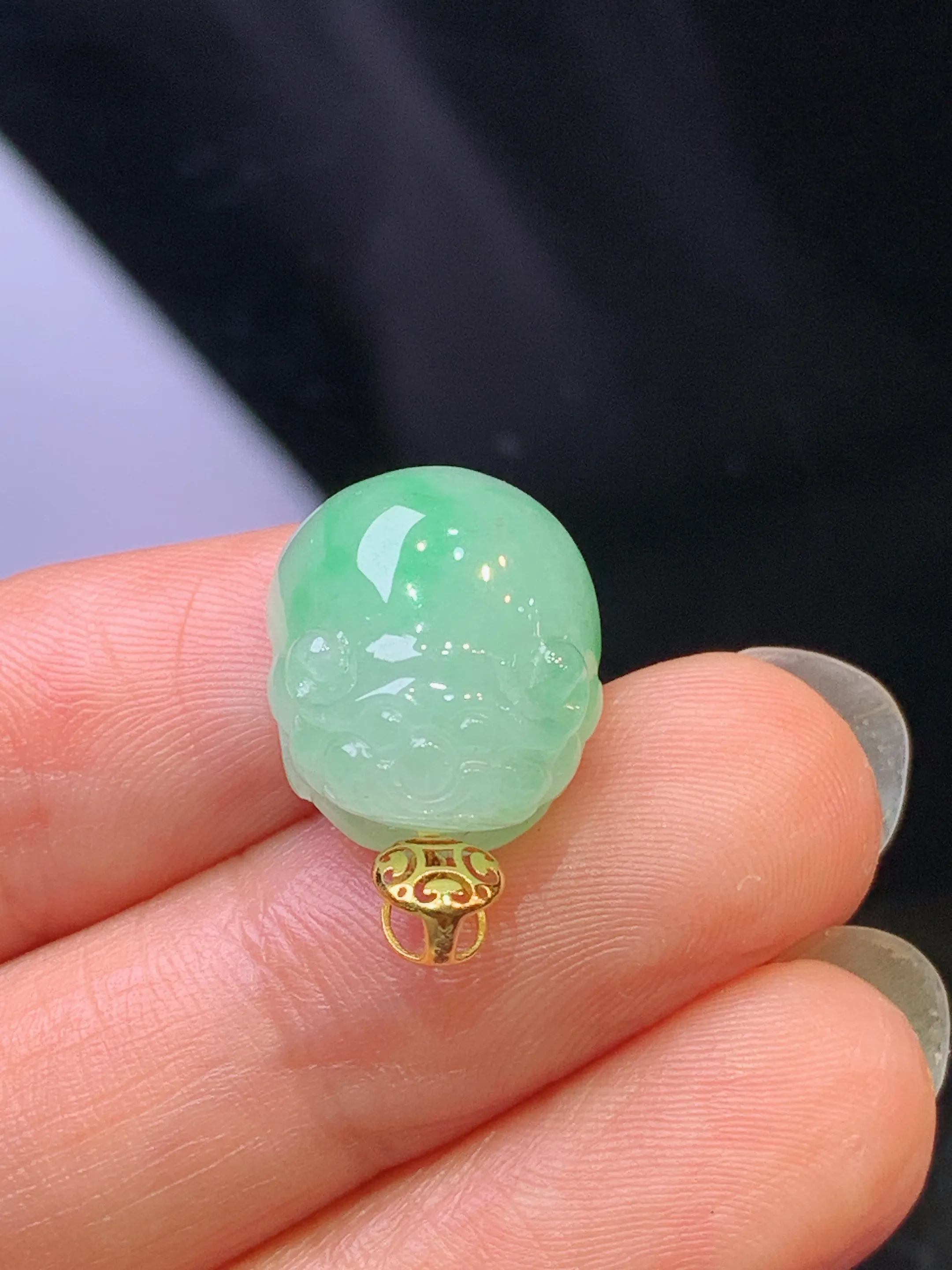 18k金镶嵌飘绿貔貅吊坠 玉质细腻 水润亮眼 整体尺寸19.5*13*9.3