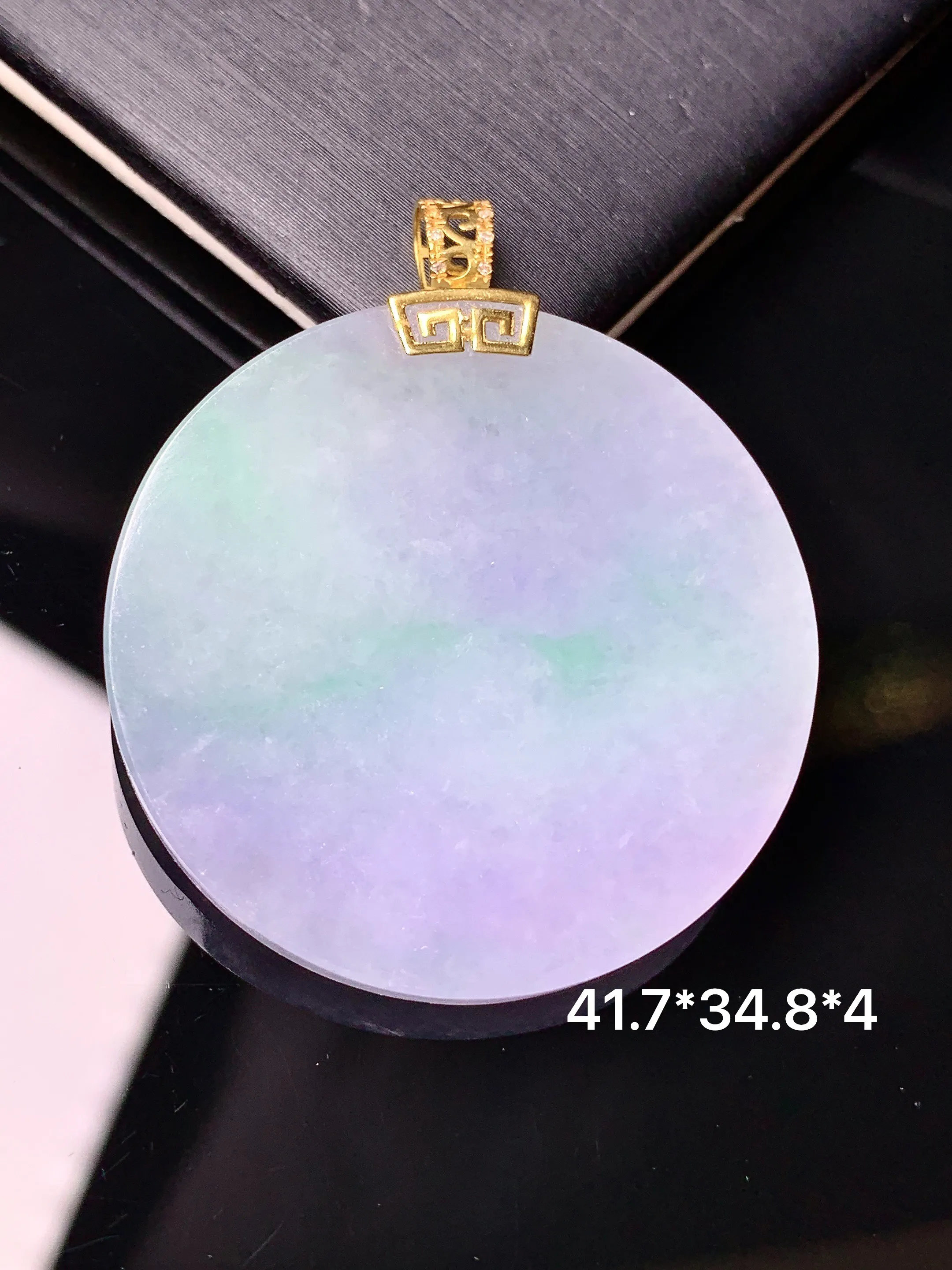 18k金钻镶嵌春彩圆牌吊坠 玉质细腻 水润亮眼 整体尺寸41.7*34.8*4