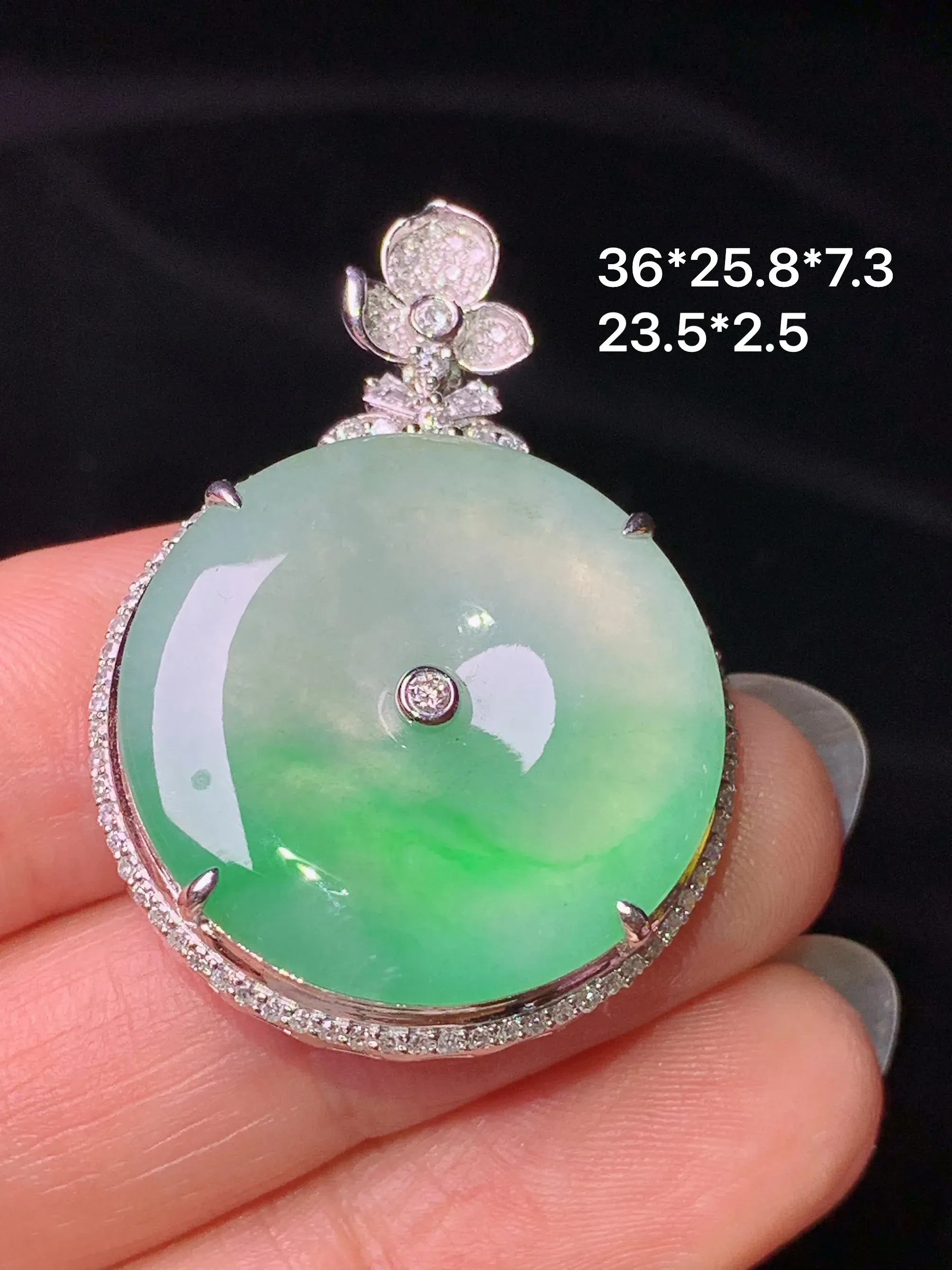 18k金钻镶嵌飘绿平安扣吊坠 玉质细腻 水润亮眼 整体尺寸36*25.8*7.3