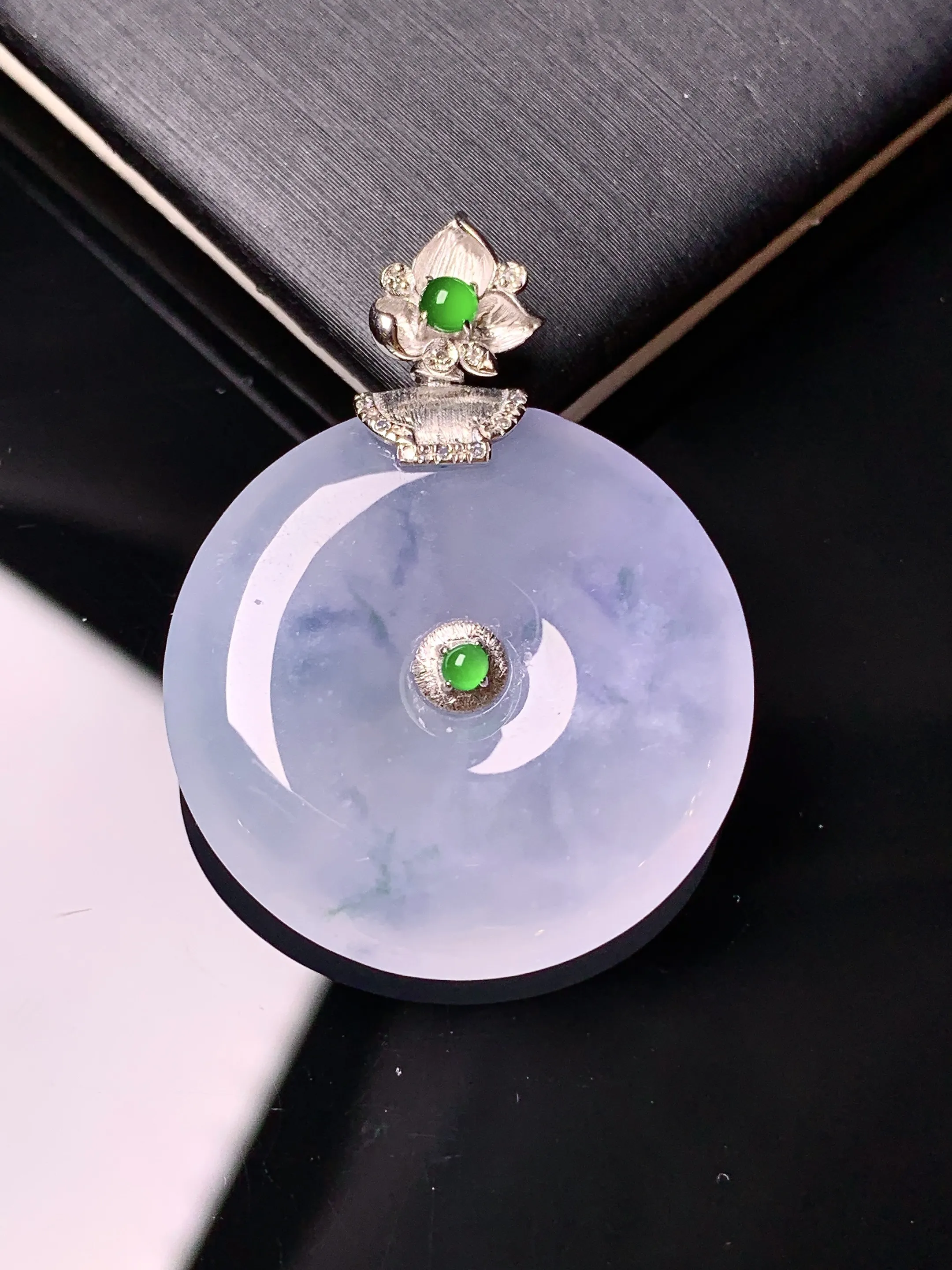 18k金钻镶嵌淡紫罗兰平安扣吊坠 玉质细腻 水润亮眼 整体尺寸33.5*25.2*5.2