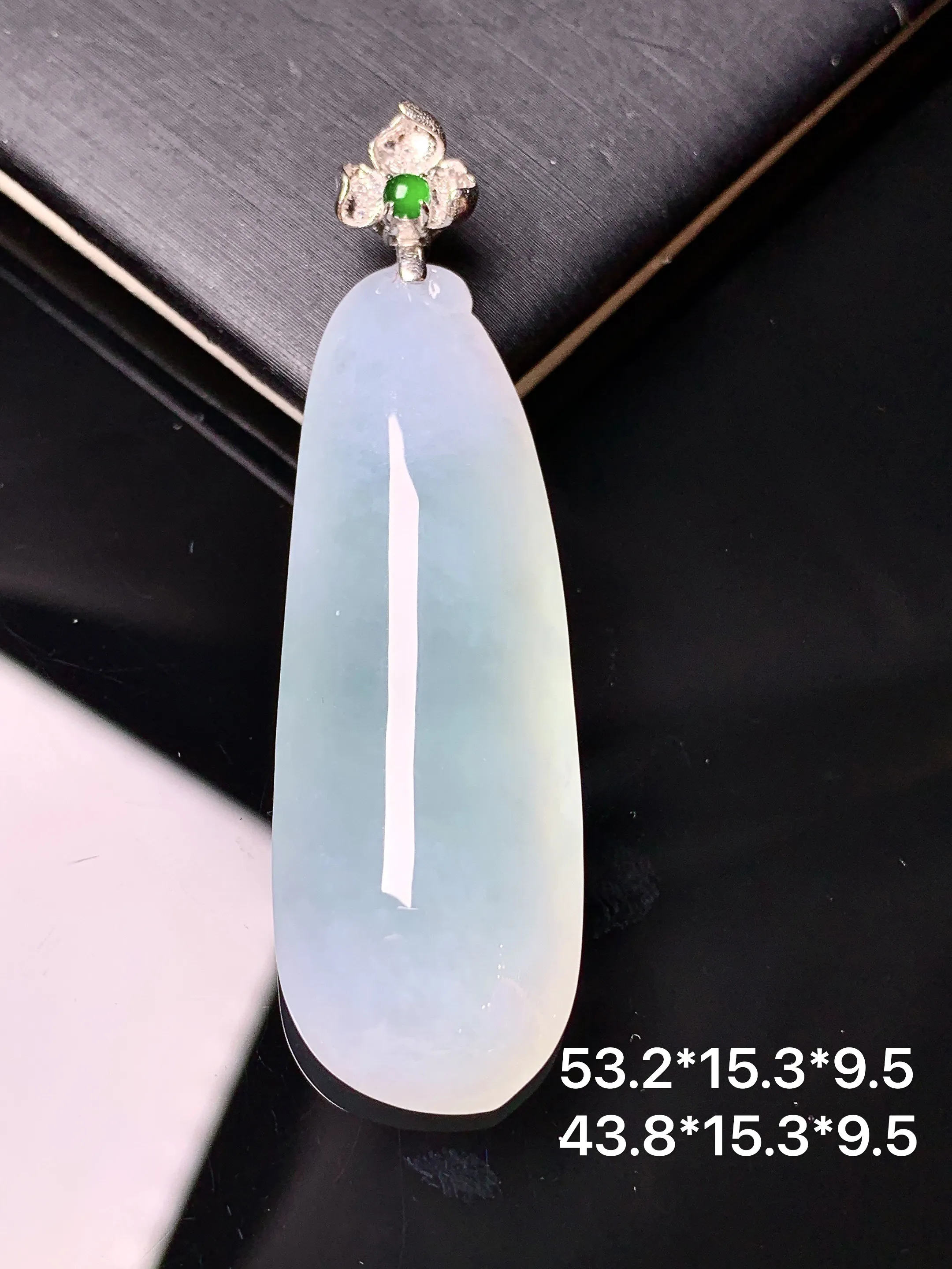 18k金钻镶嵌冰种福瓜吊坠 玉质细腻 水润亮眼 整体尺寸53.2*15.3*9.5
